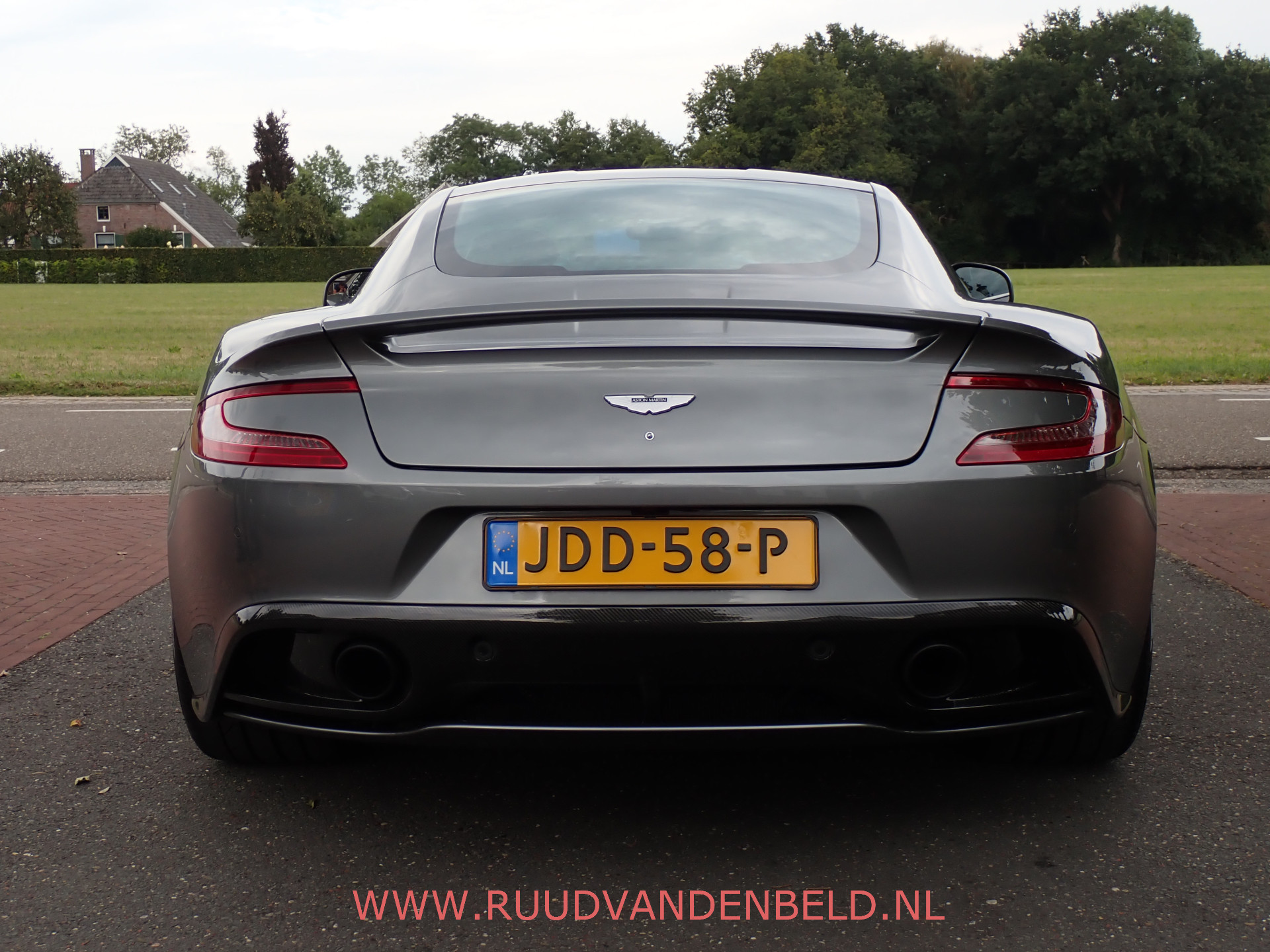 Foto van Aston Martin Vanquish