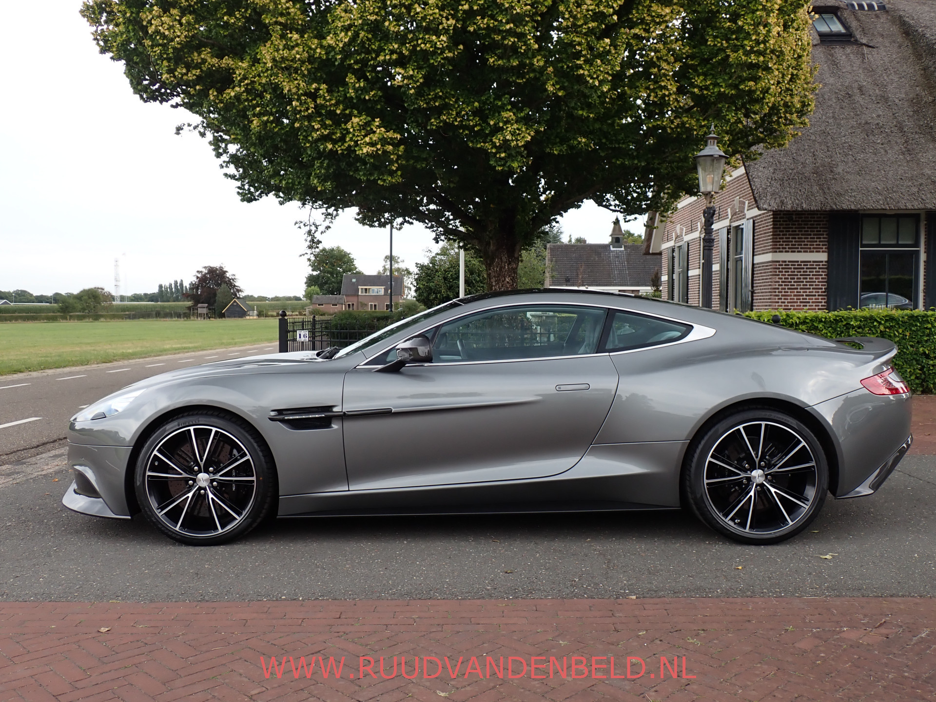 Foto van Aston Martin Vanquish