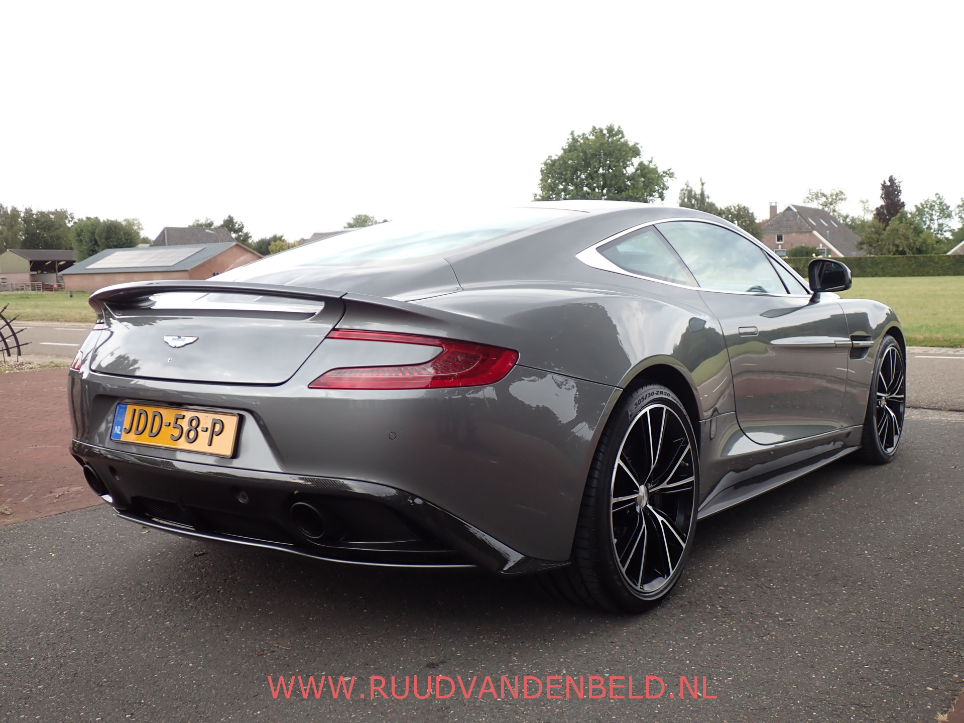 Foto van Aston Martin Vanquish