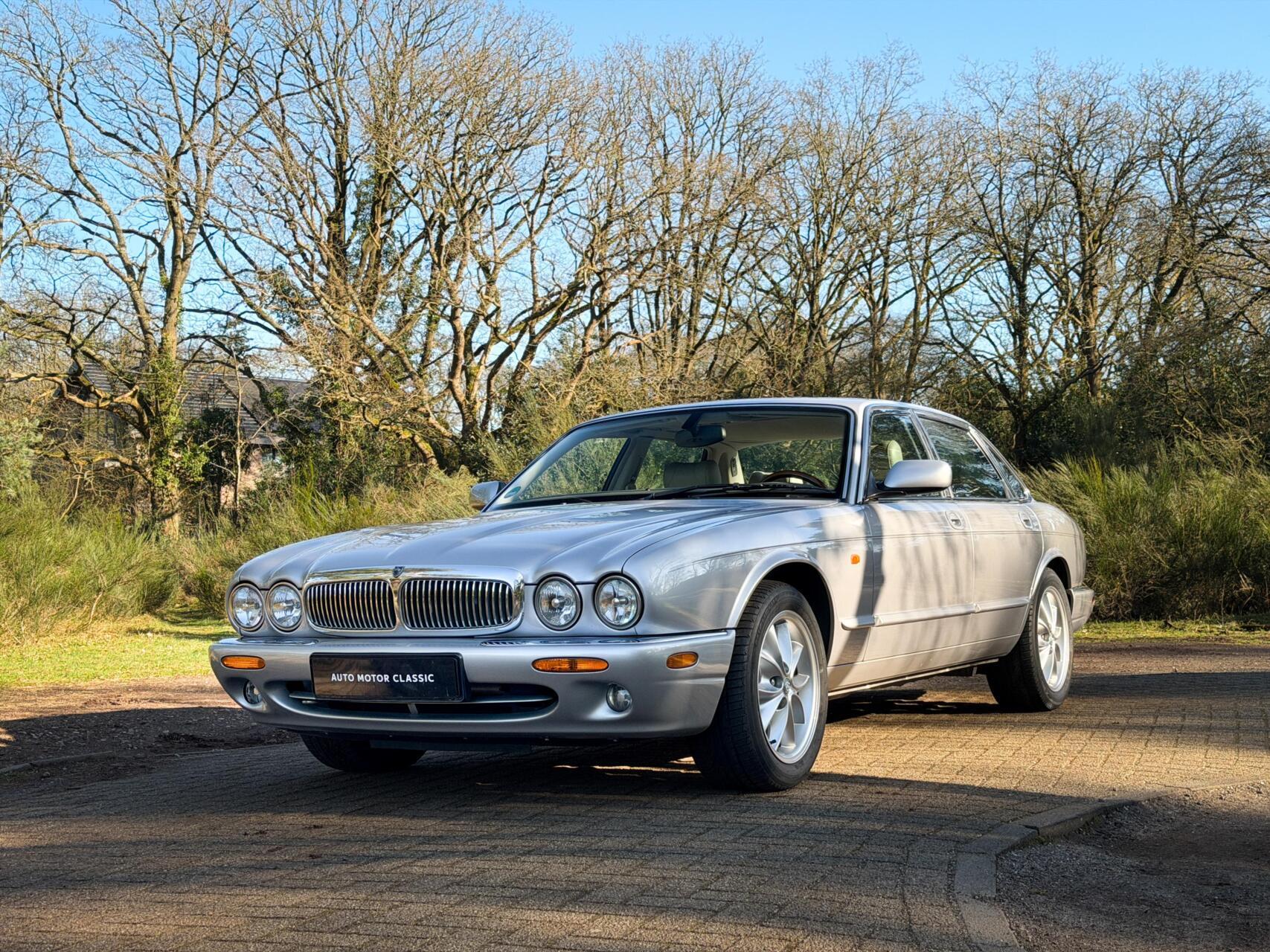 Jaguar XJ 3.2 V8 Executive | Platinum Silver | Youngtimer 2001 - voorkant