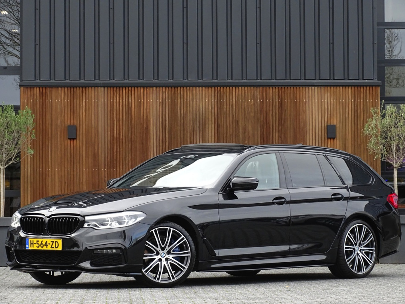 BMW 530i 530i 252PK / M-Sport / Individual / panormadakraam / *NAP* 2020 - voorkant