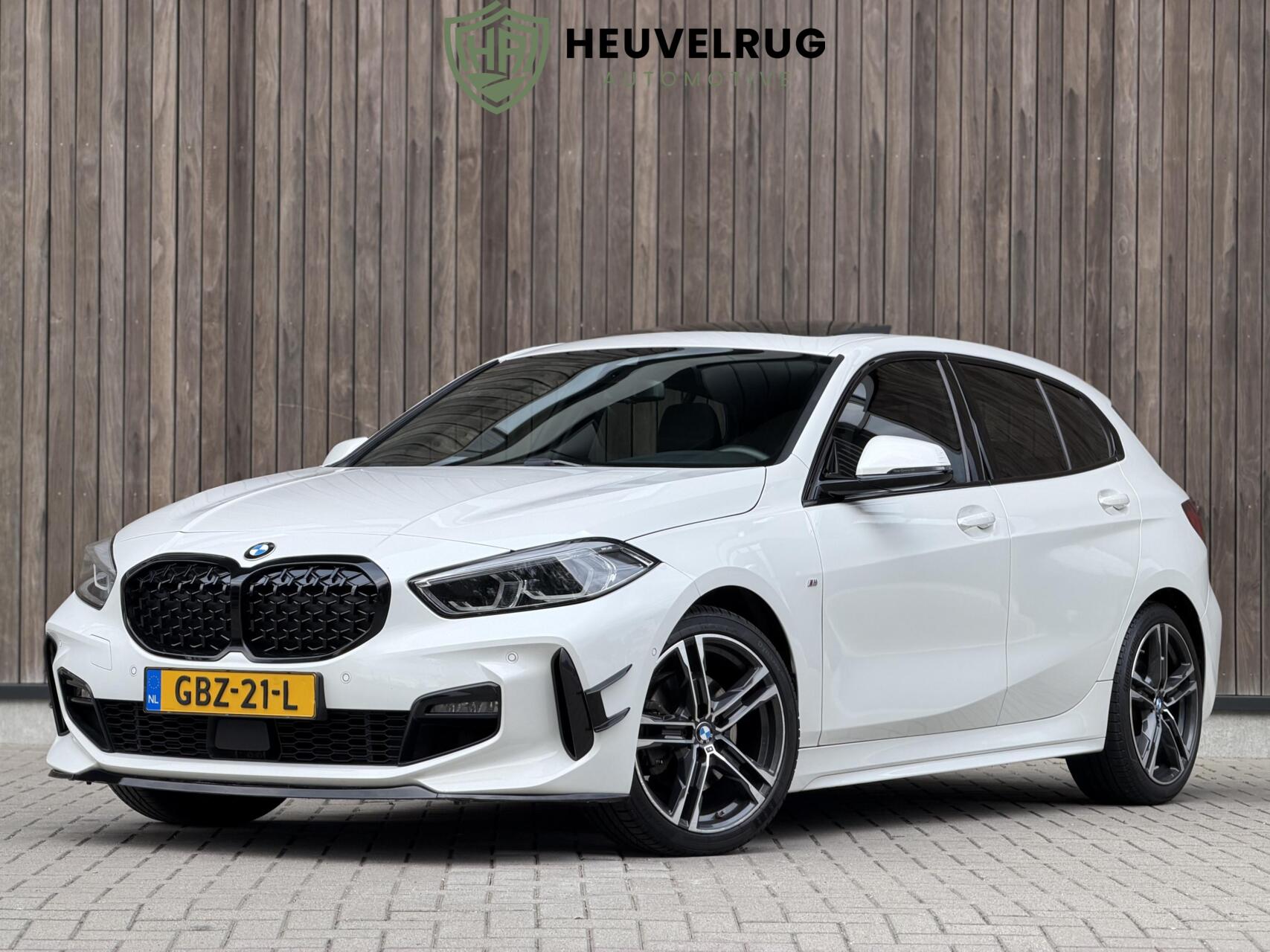 BMW 118i 118i M Sport High Executive | PANODAK | COMPLEET 2020 - voorkant