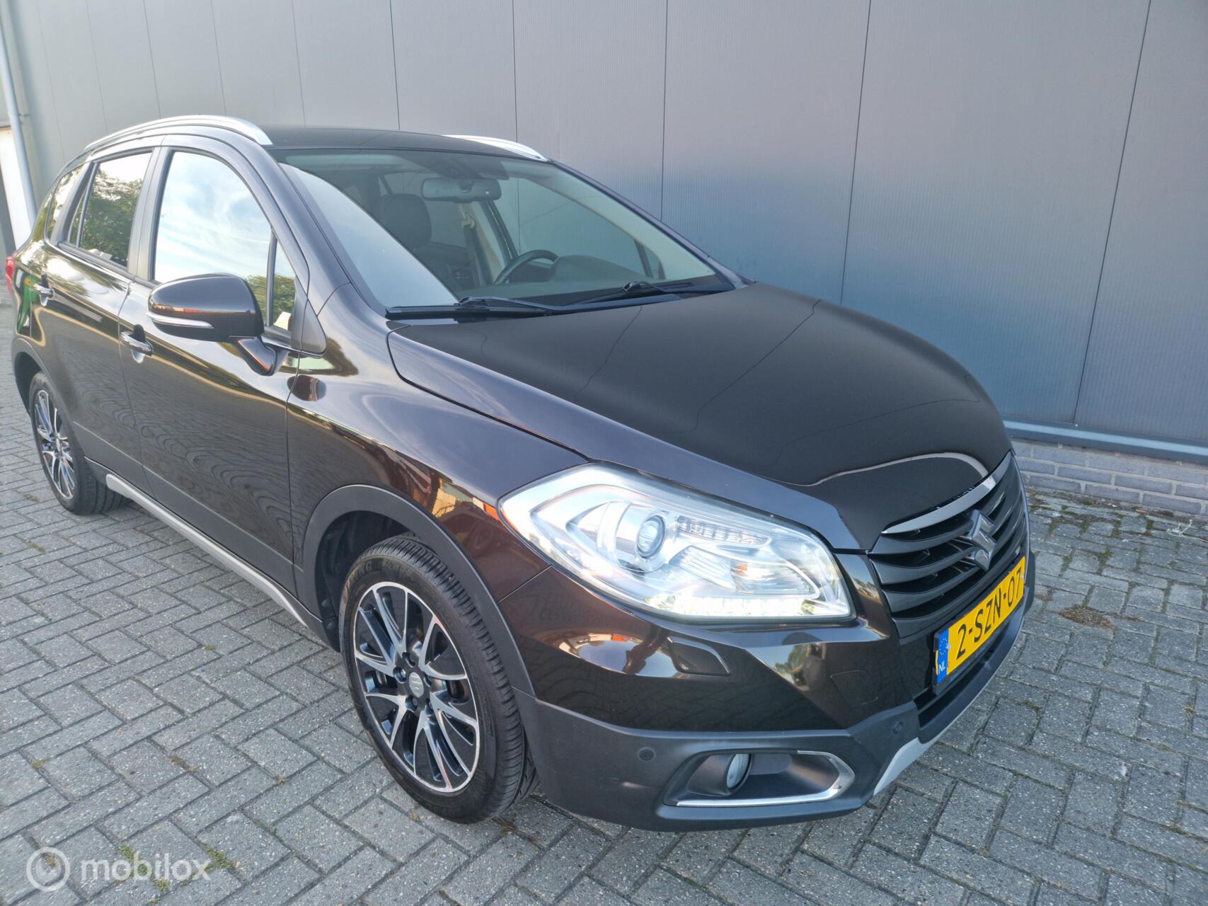 Suzuki Sx4 1.6 High Executive Pano-terkhaak-Xenon-pdc 2013 - voorkant