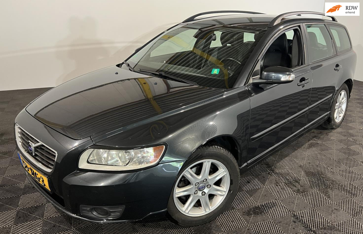 Volvo V50 2.0 Momentum PSENSOR CRUISE TREKHAAK 2 X SLEUTELS 2009 - voorkant