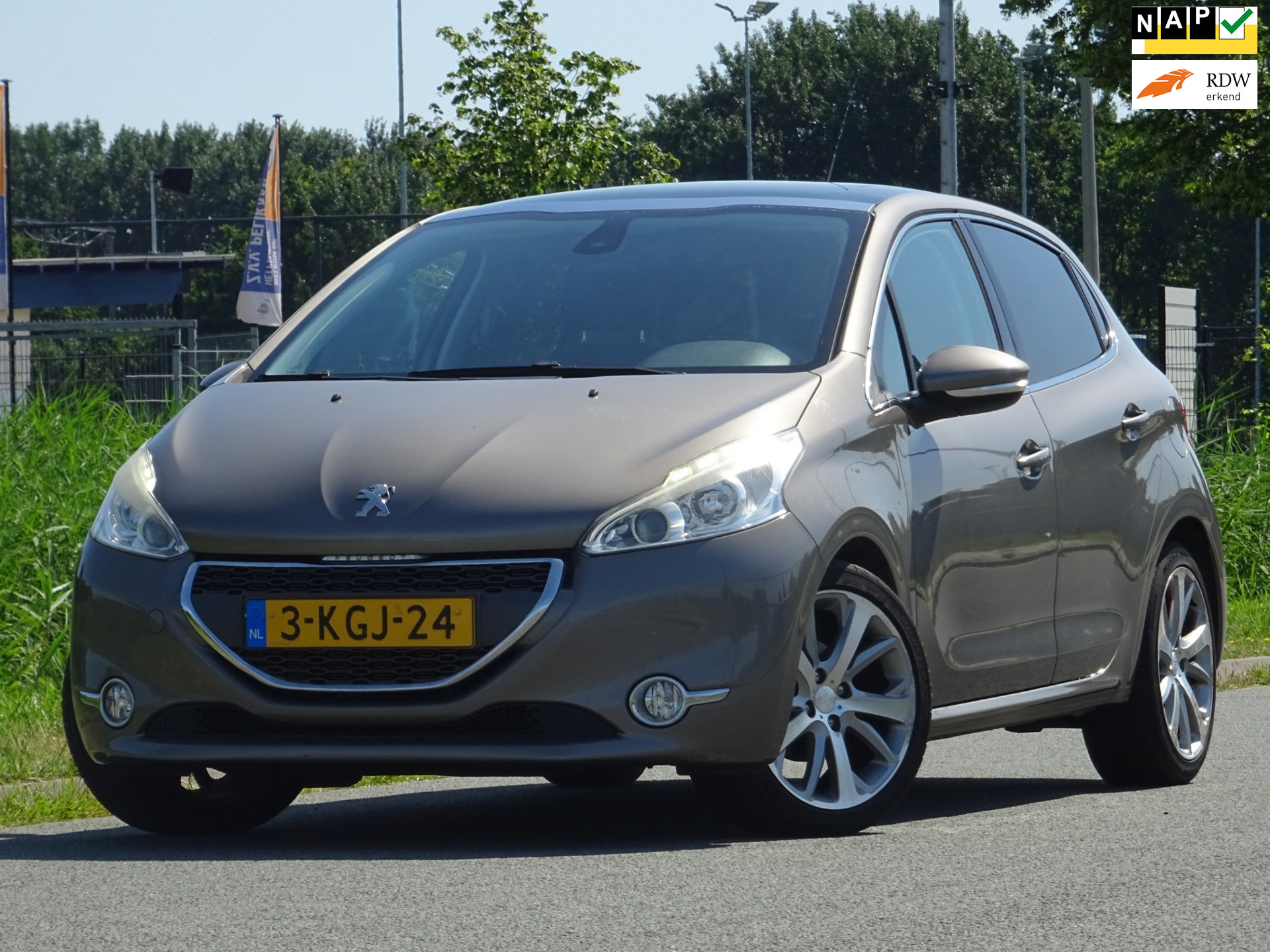 Peugeot 208 1.6 VTi Allure 5DRS NAP/PANORAMADAK/NAVI/NW APK 2013 - voorkant