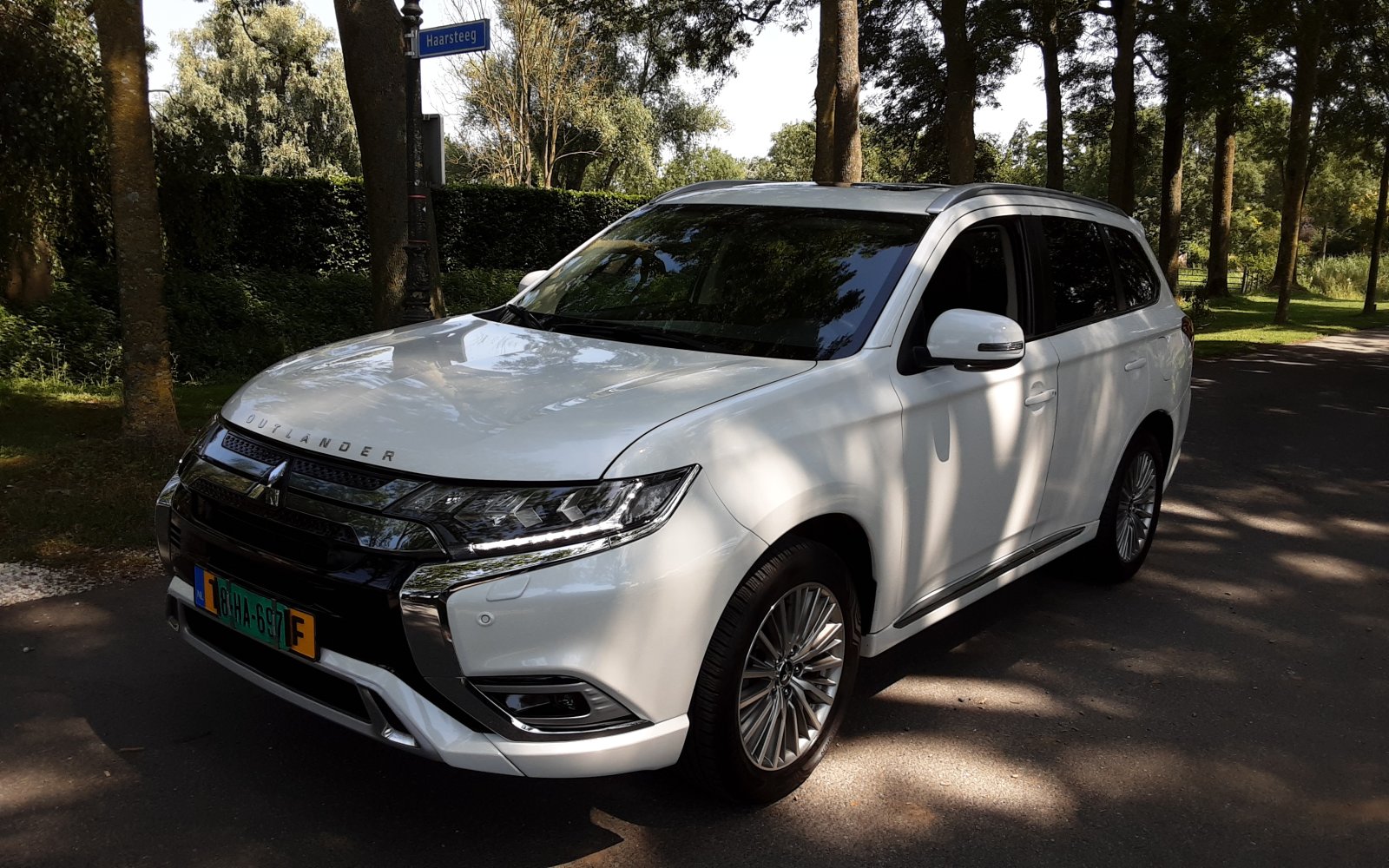 Mitsubishi Outlander 2.4 PHEV Intense+ 2018 - voorkant