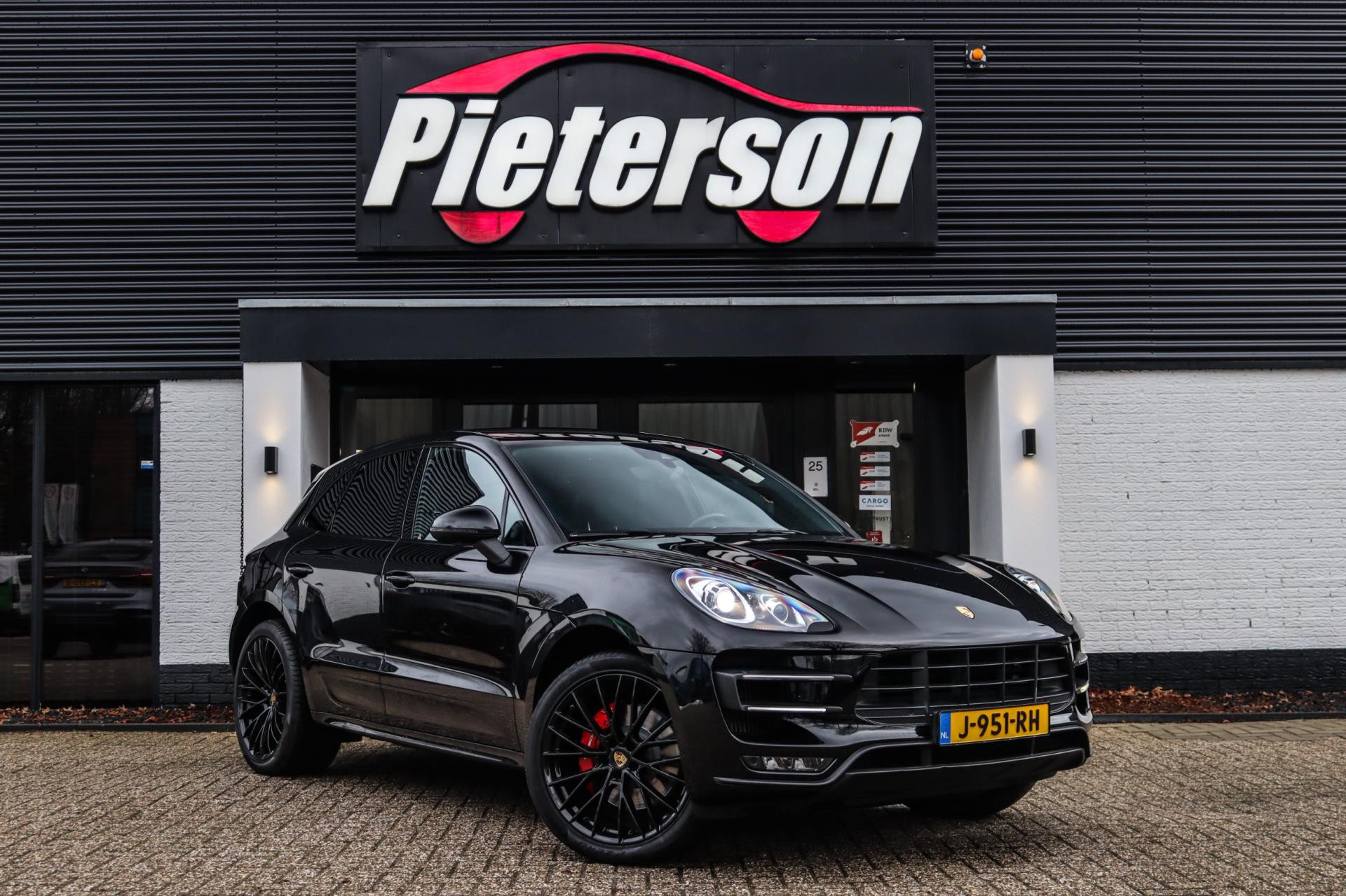 Foto van PORSCHE MACAN TURBO