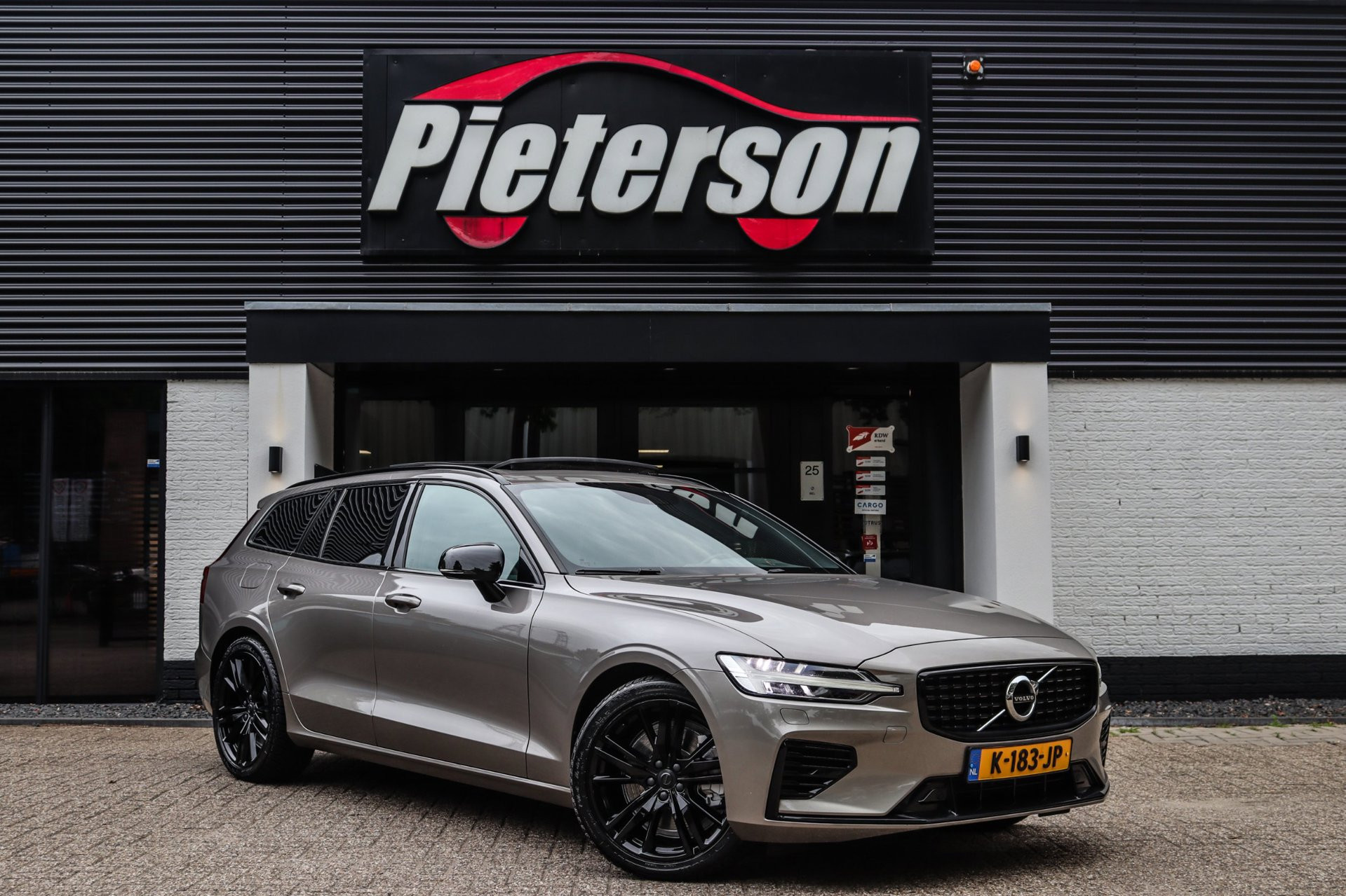 Volvo V60 2.0 T8 R-Design BTW POLESTAR PANO B&W DEALER OH 2021 - voorkant