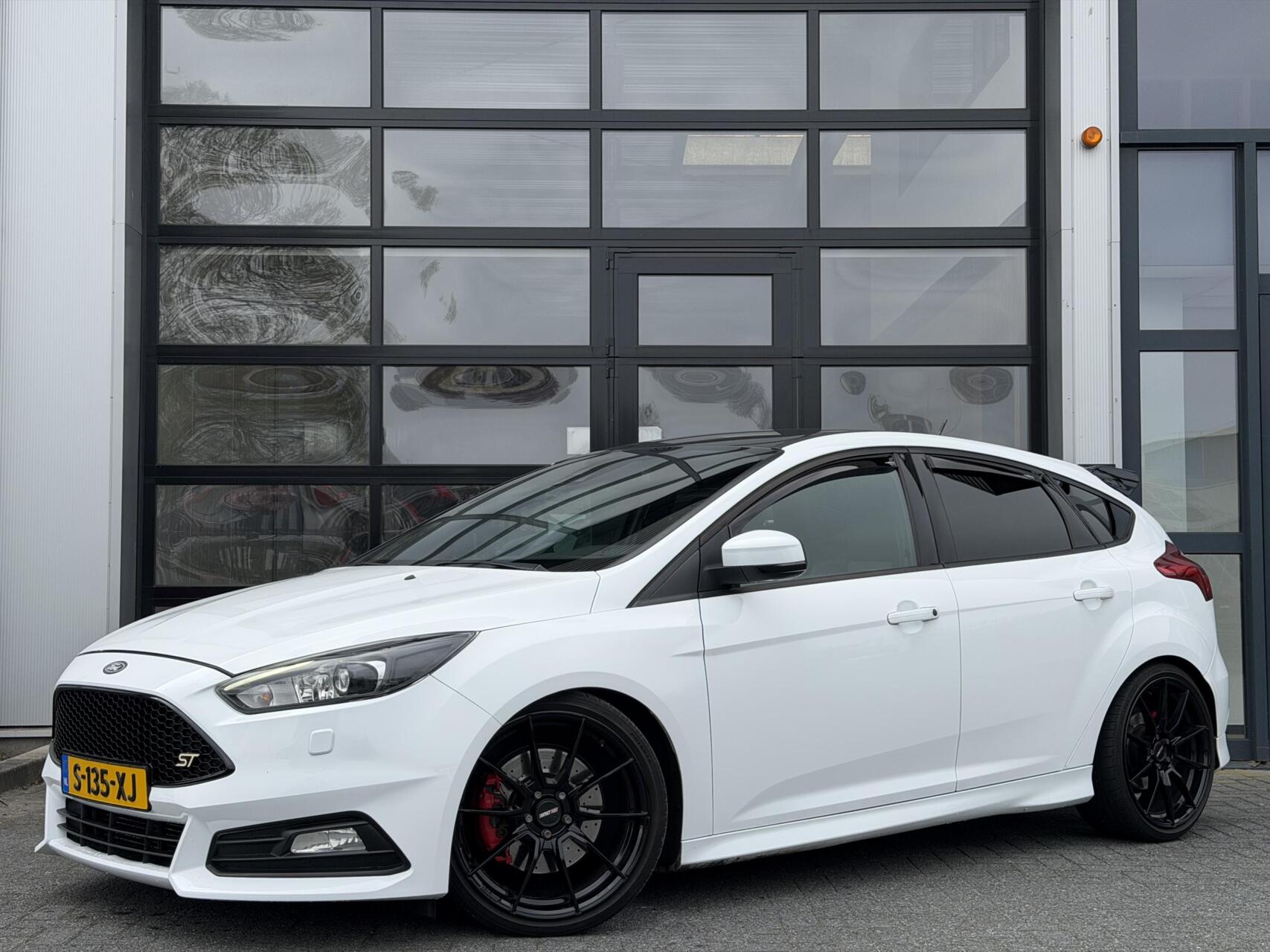 Ford Focus 2.0 EcoBoost ST-3 250Pk+ / Recaro / LED / LUXE 2015 - voorkant
