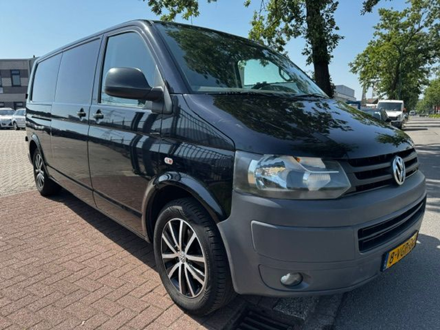 Volkswagen Transporter 2.0 TDI L2 H1 Comfortline 3persoons 2010 - voorkant