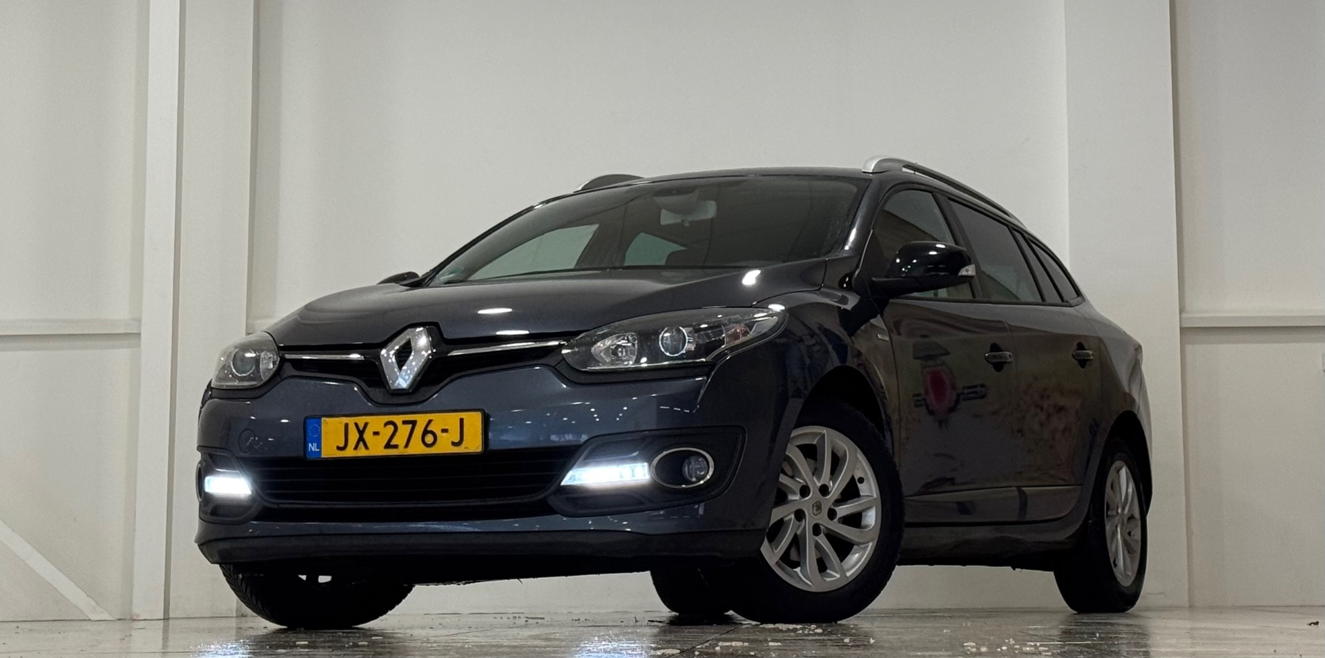 Renault Megane 1.5 dCi Limited Trekhaak Allseason banden Navi LED Clima 2016 - voorkant