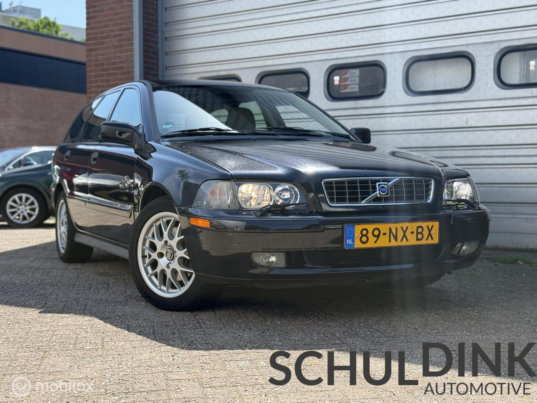 Volvo V40 2.0 T Europa 2e eigenaar! AUTOMAAT|TREKHAAK|AIRCO 2004 - voorkant