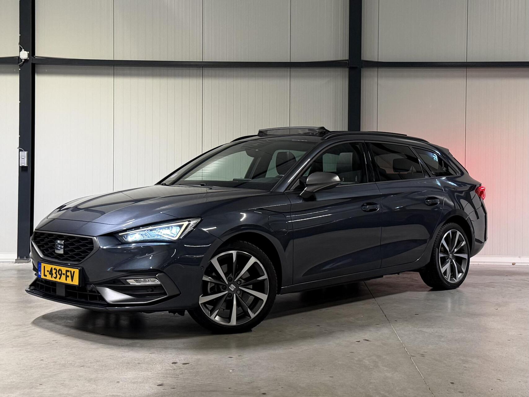 Seat Leon Seat Leon 1.4 TSI eHybrid PHEV FR Pano Stoelverwarming Sfeer 2021 - voorkant