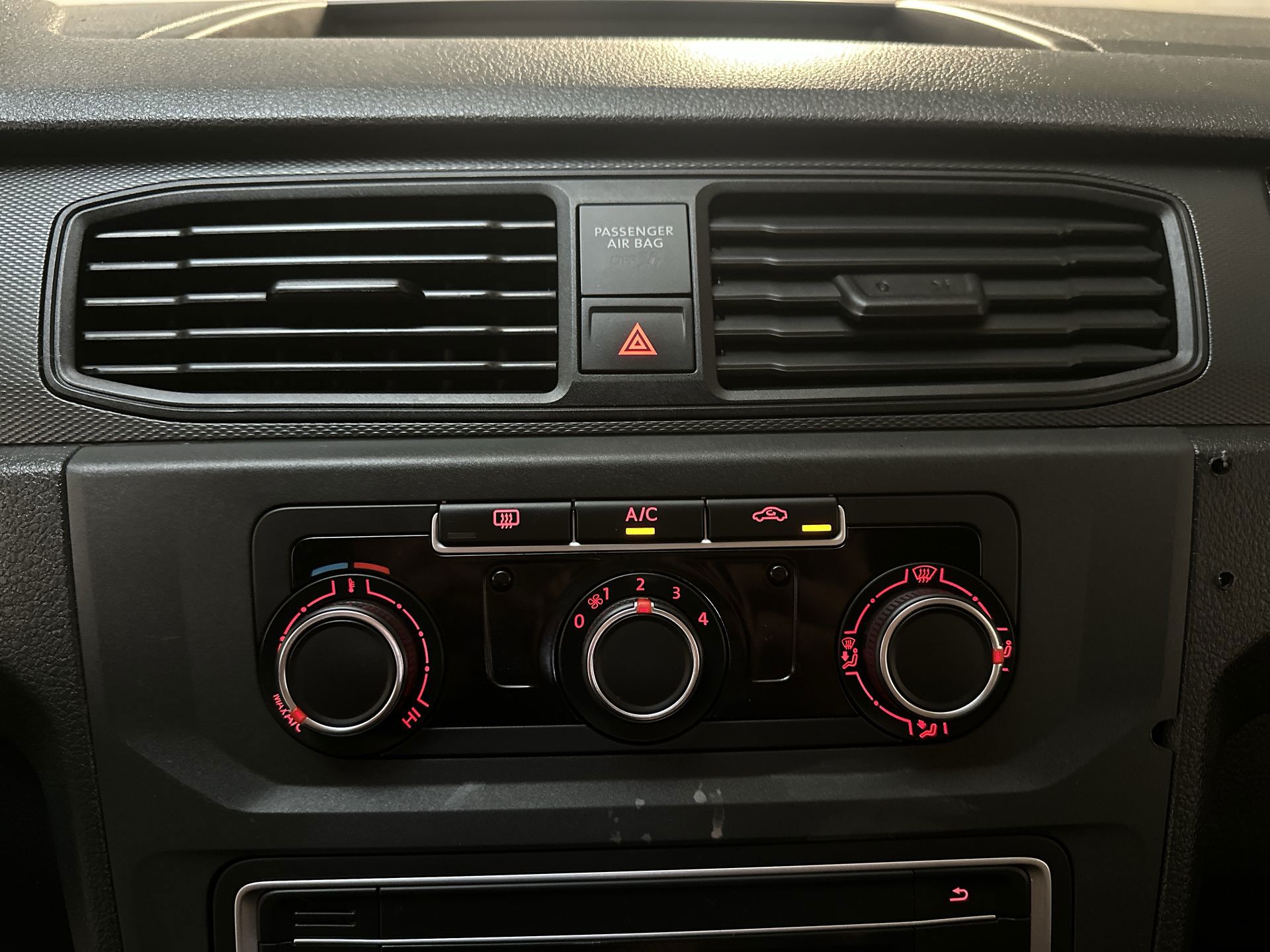 Foto van Volkswagen Caddy Modified Partition Wall