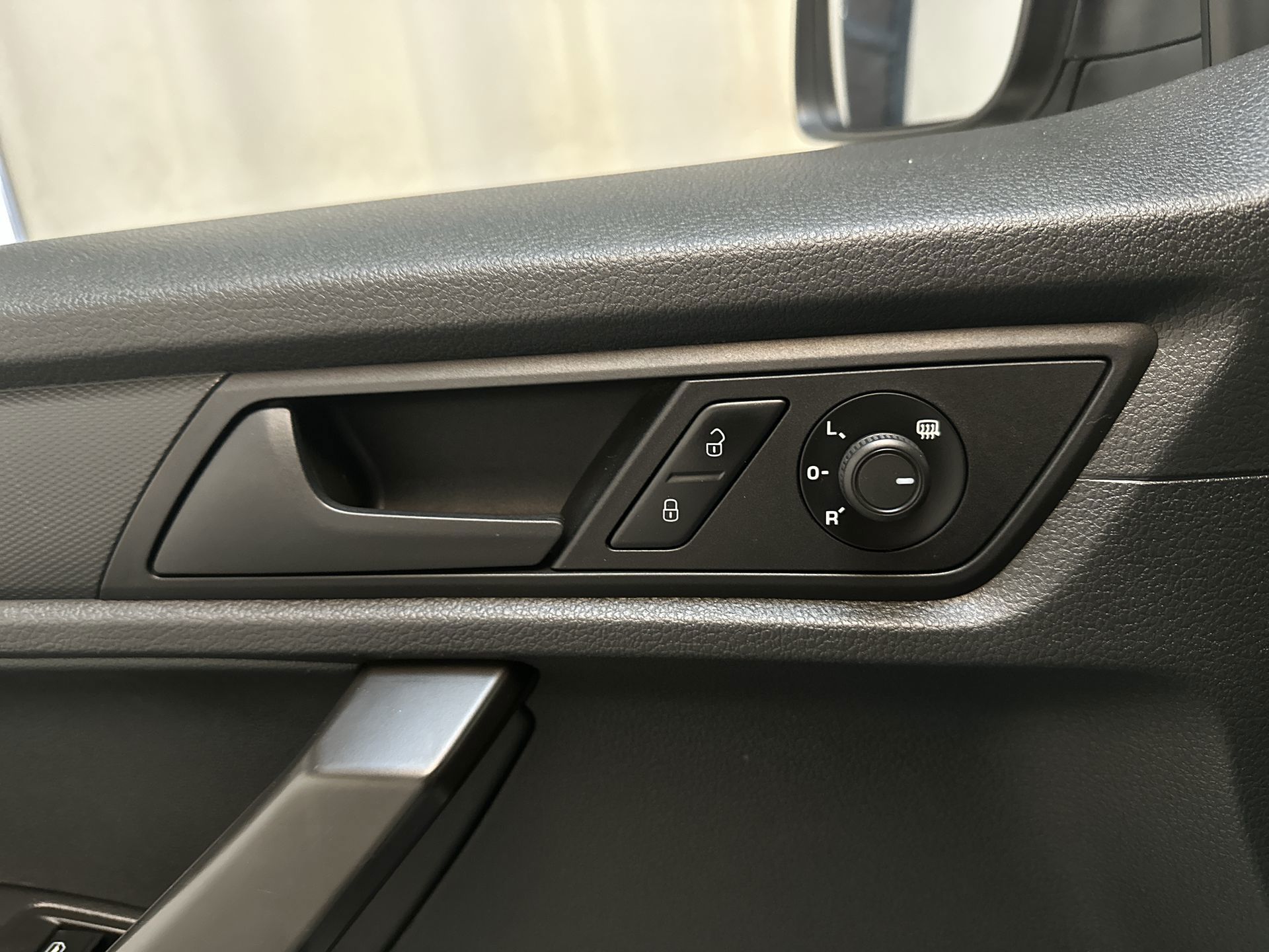 Foto van Volkswagen Caddy Modified Partition Wall