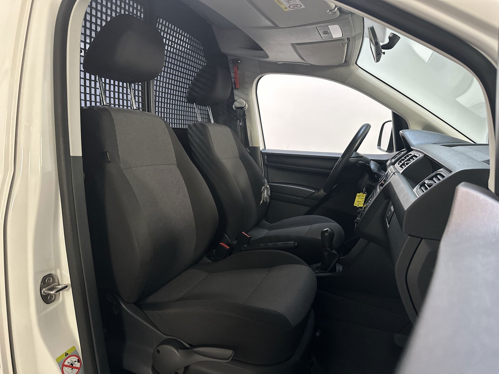 Foto van Volkswagen Caddy Modified Partition Wall
