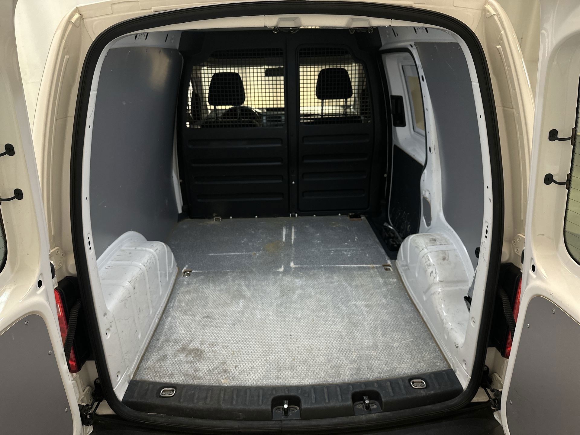 Foto van Volkswagen Caddy Modified Partition Wall