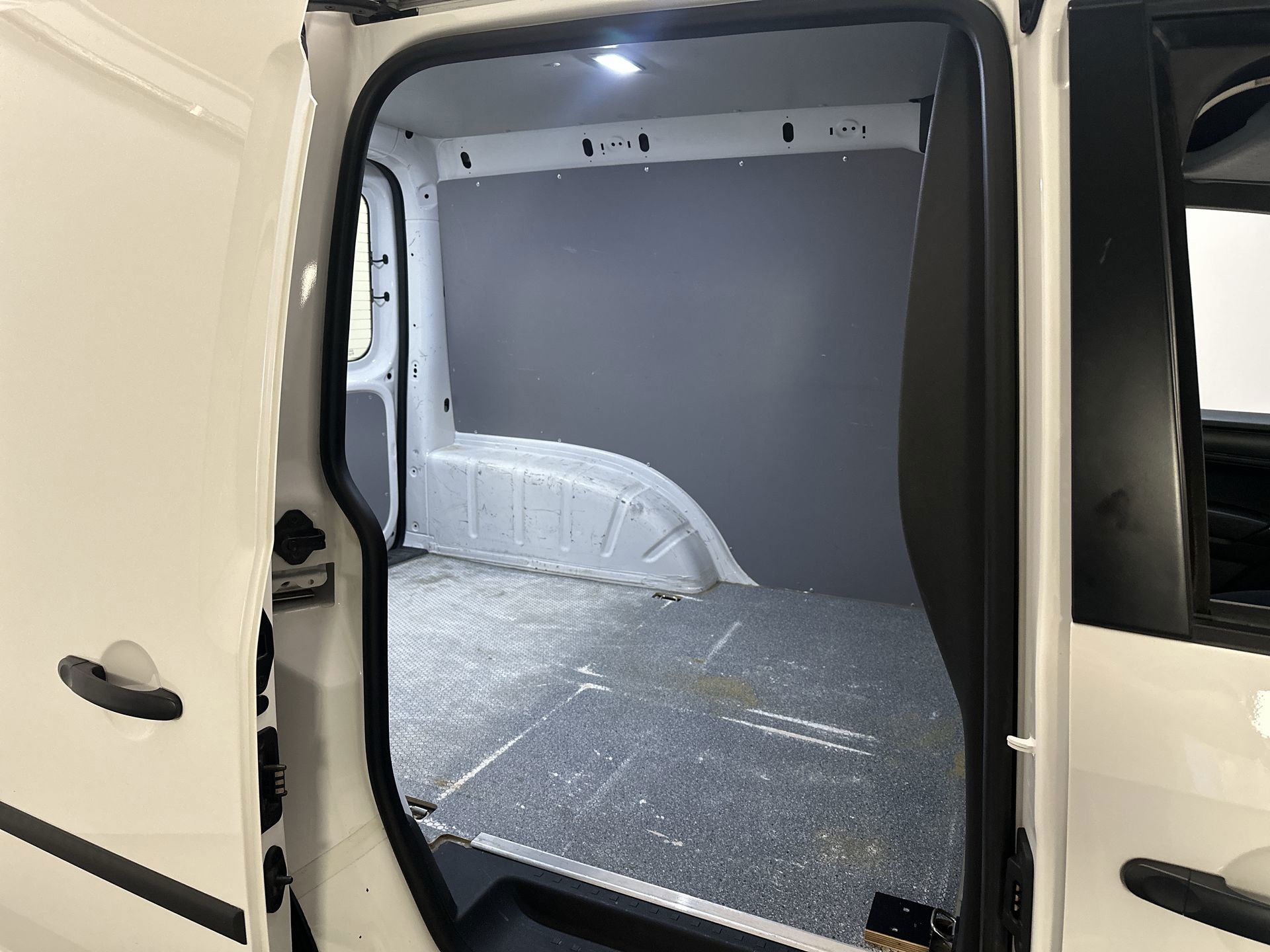 Foto van Volkswagen Caddy Modified Partition Wall