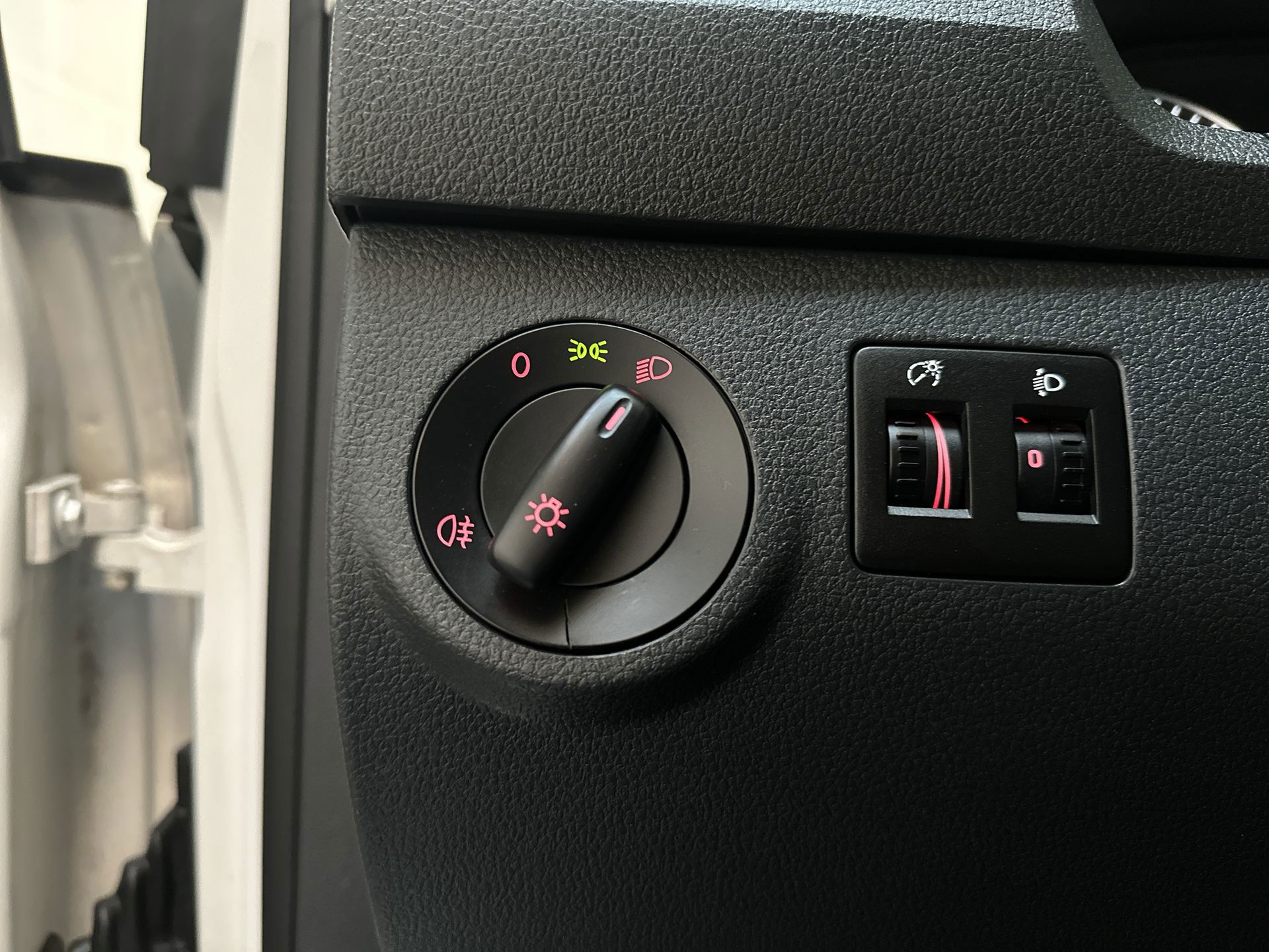 Foto van Volkswagen Caddy Modified Partition Wall