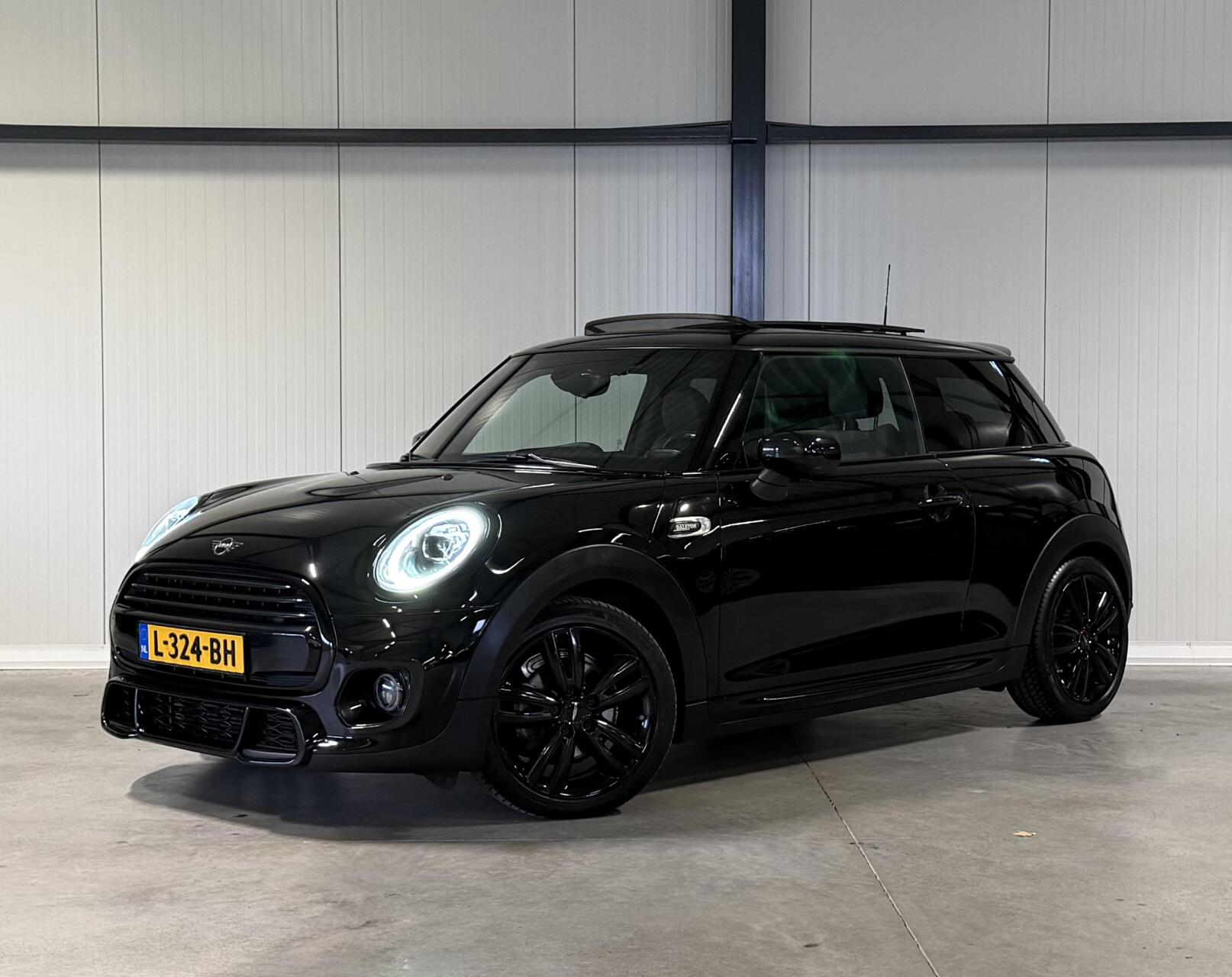 Mini Cooper Mini Cooper 1.5 136PK Dalston edition JCW-pack Pano Carplay 2021 - voorkant