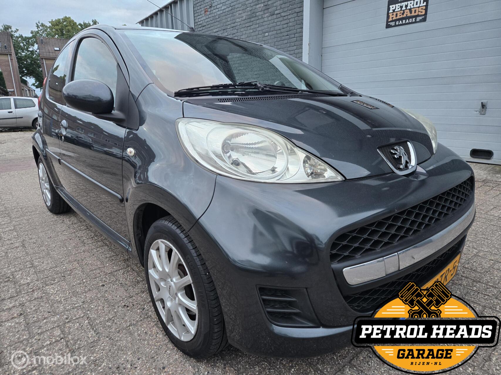 Peugeot 107 1.0-12V XS 2011 - voorkant