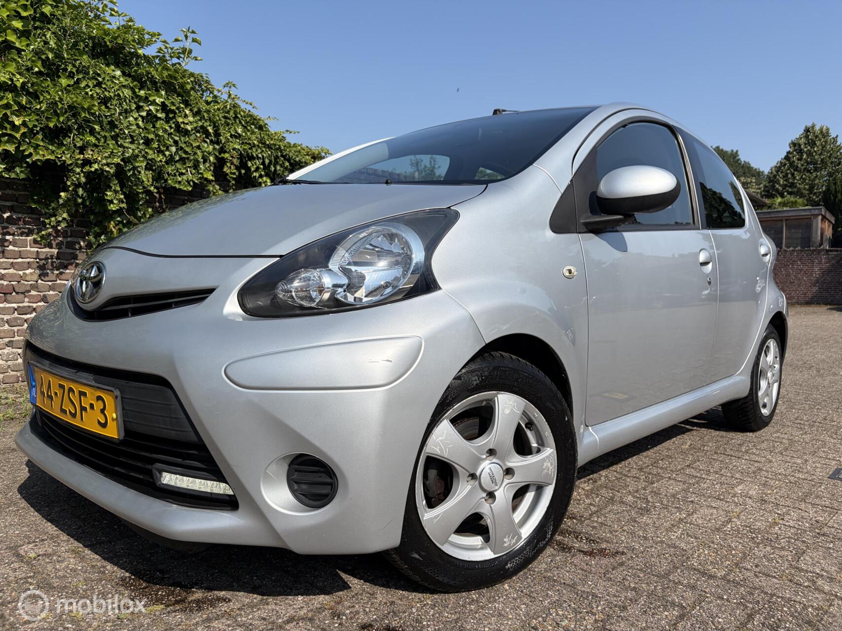 Toyota Toyota Aygo 1.0 VVT-i Aspiration AUTOMAAT / AIRCO / 5 deuren 2013 - voorkant