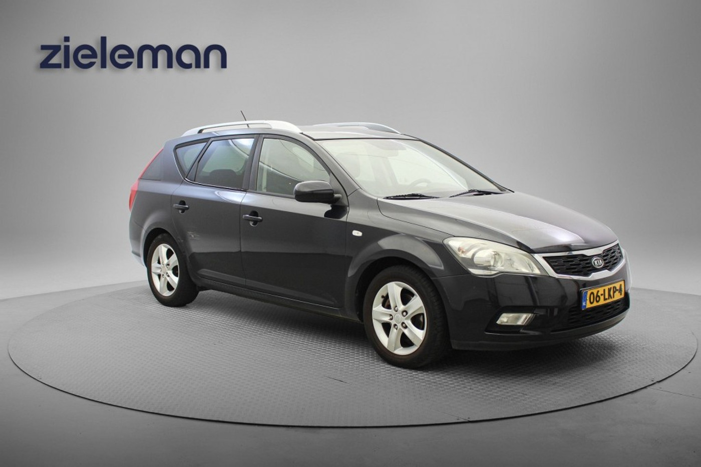 Kia Cee D 1.4 CVVT X-ecutive - Navi, Cruise, Trekhaak 2010 - voorkant