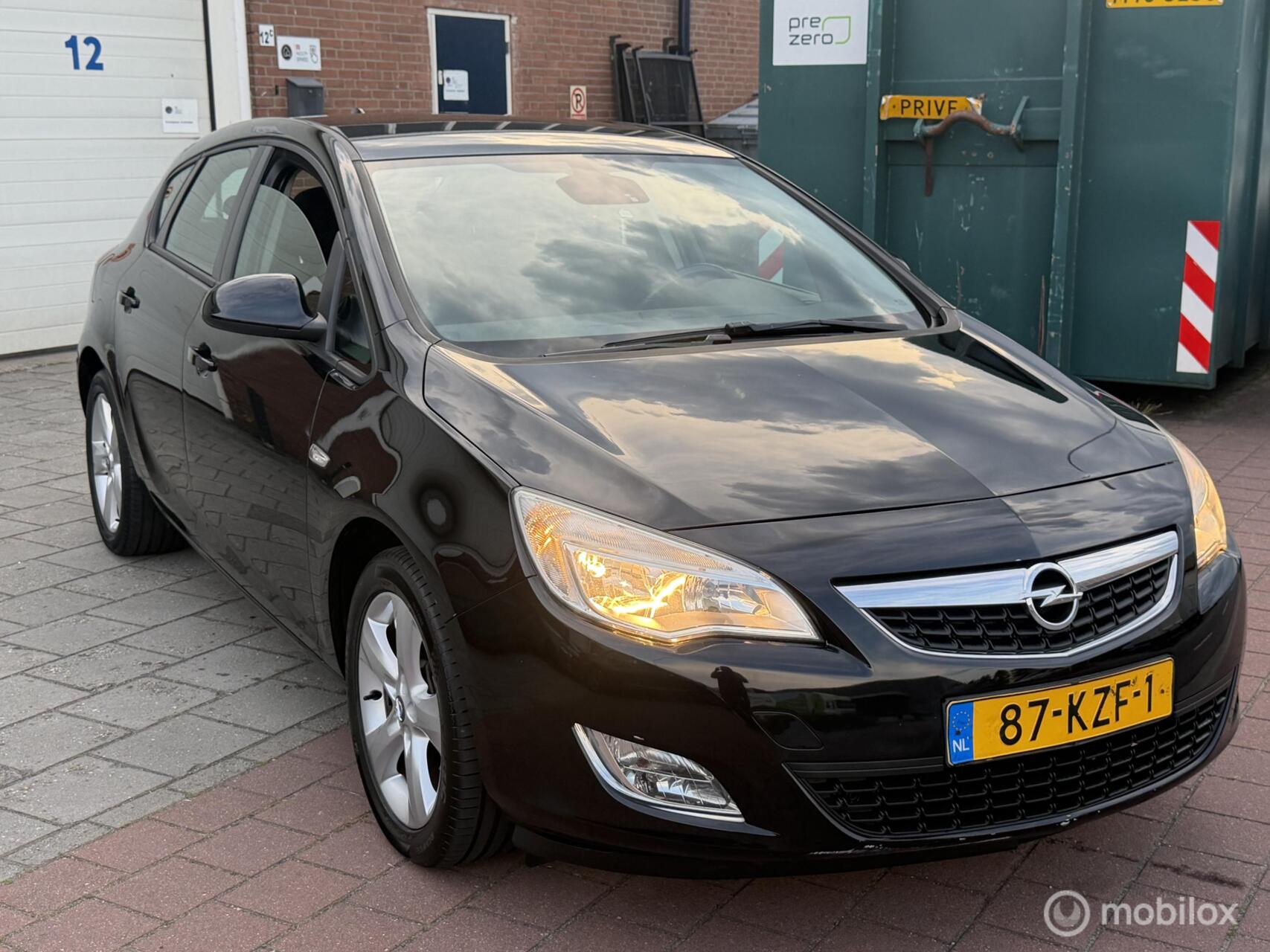 Opel Astra 1.4 Turbo Edition 2010 - voorkant
