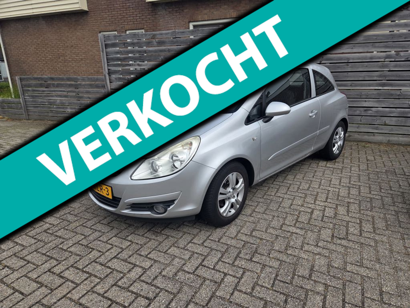 Opel Corsa 1.2-16V Enjoy 2010 - voorkant