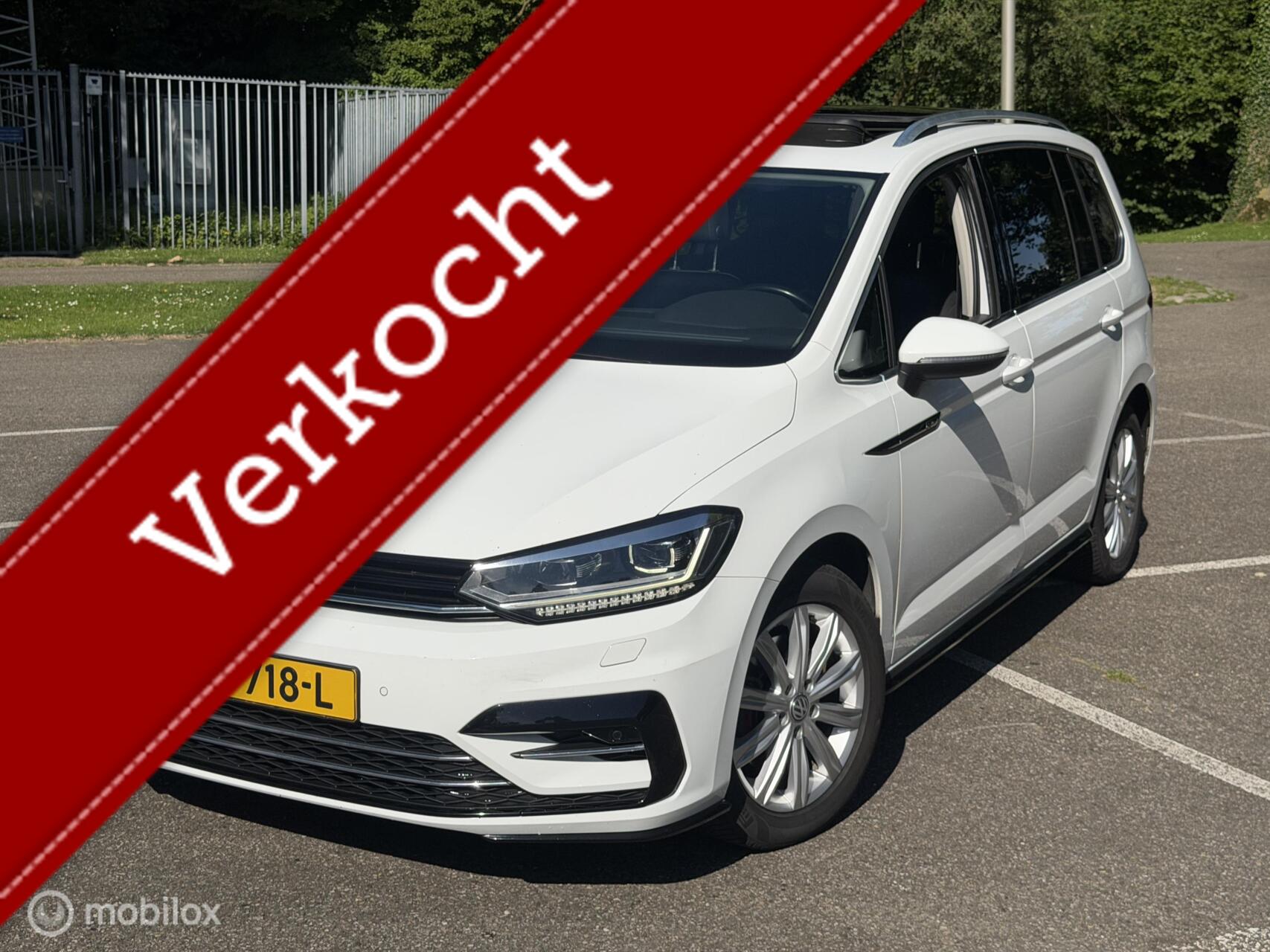 Volkswagen Touran 2.0 TDI R-Line AUTOMAAT / PANORAMA / LED 2016 - voorkant