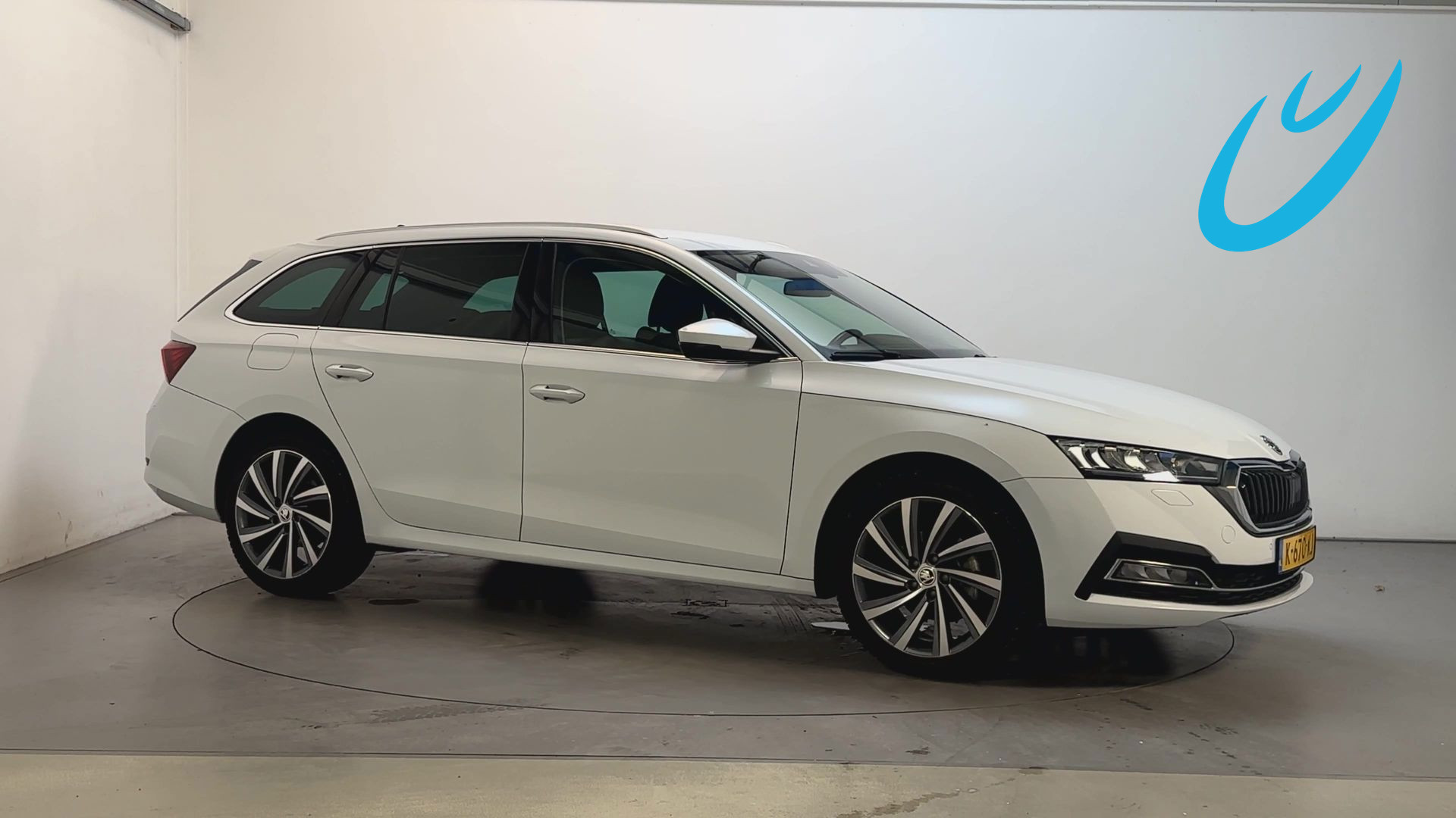 Skoda Octavia 1.0 e-TSI Business Edition Plus Stoelverwarming Adaptive Cruise Sfeerverlichting Trekhaak 2021 - voorkant
