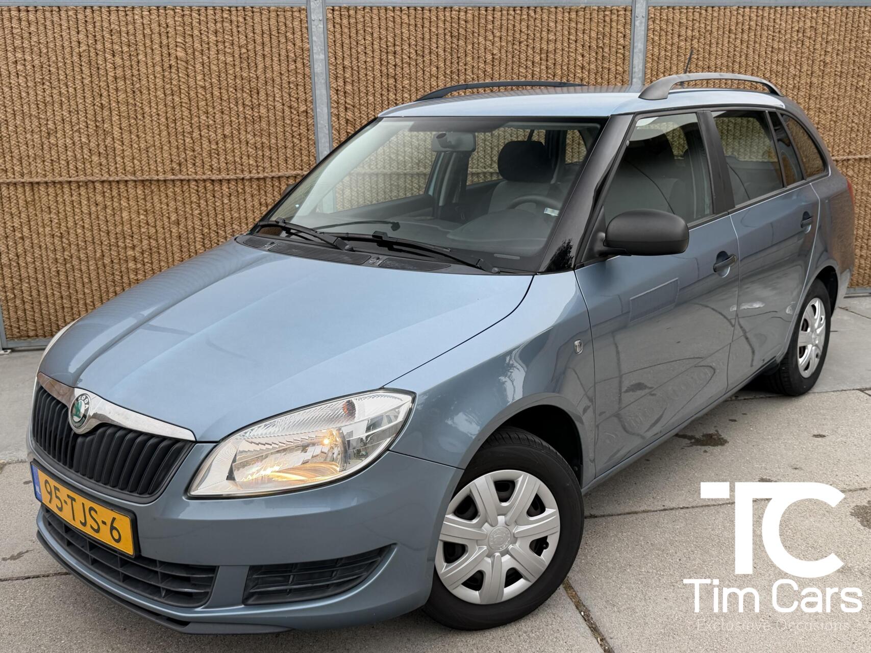 Skoda Fabia 1.2-12V Fresh Airconditioning | Trekhaak | Elektrische ramen voor | Stuurbekrachtiging | Radio CD speler | Dakrails | Dealer onderhouden | NAP 2012 - voorkant