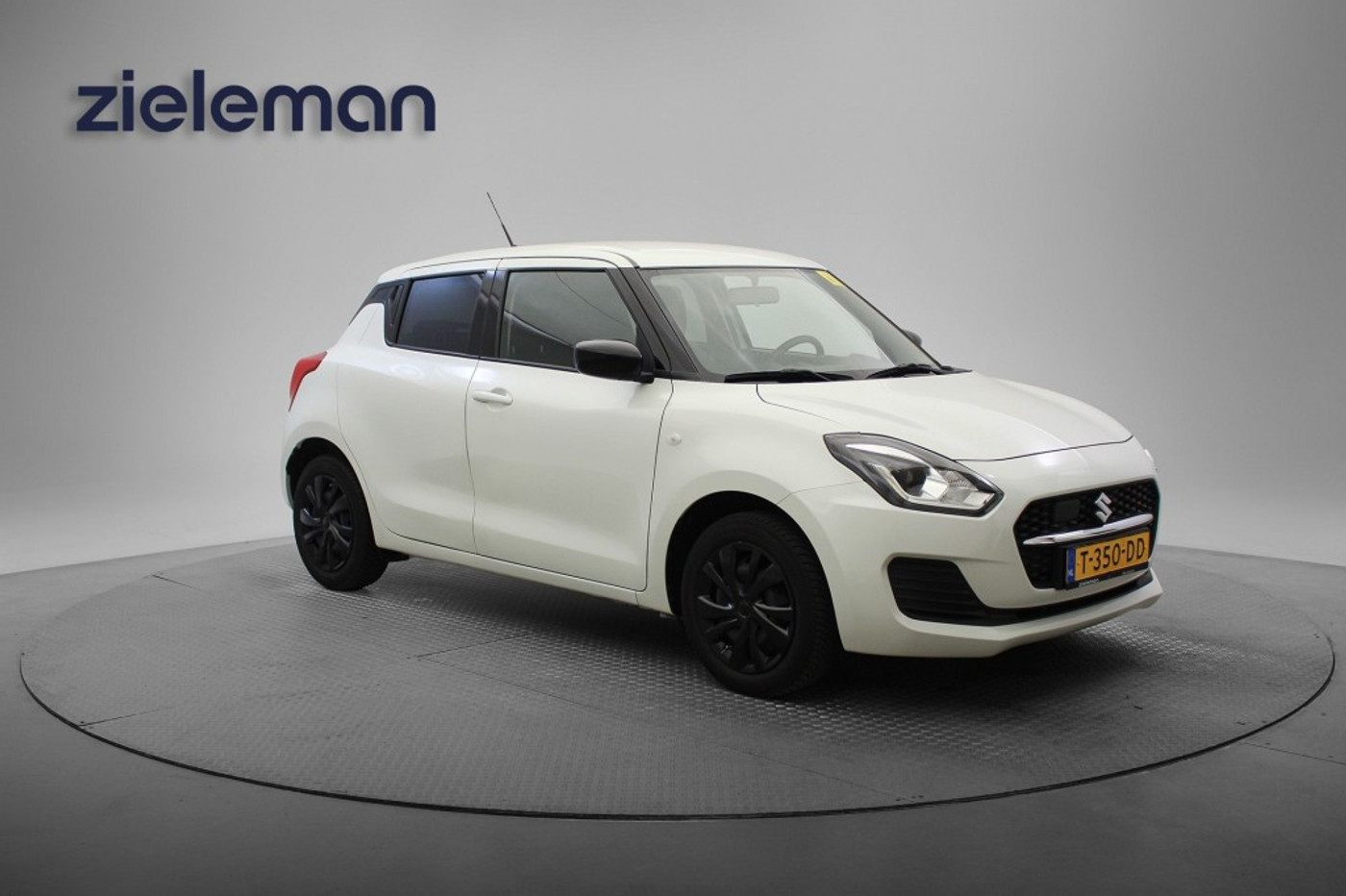 Suzuki Swift 1.2 Comfort Smart Hybrid - Airco, adap. Cruise, DAB, LED 2023 - voorkant