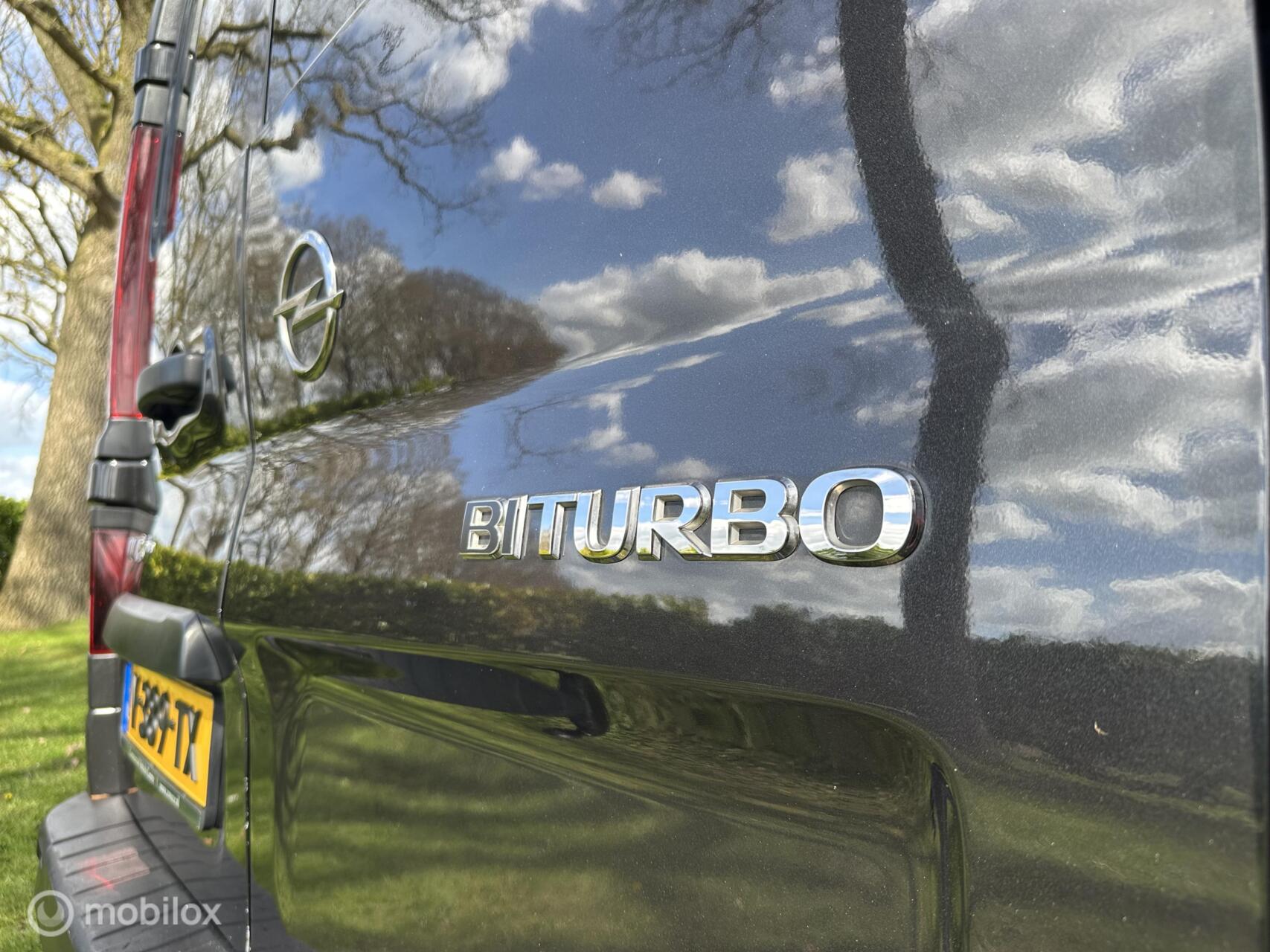 Foto van Opel Vivaro-b