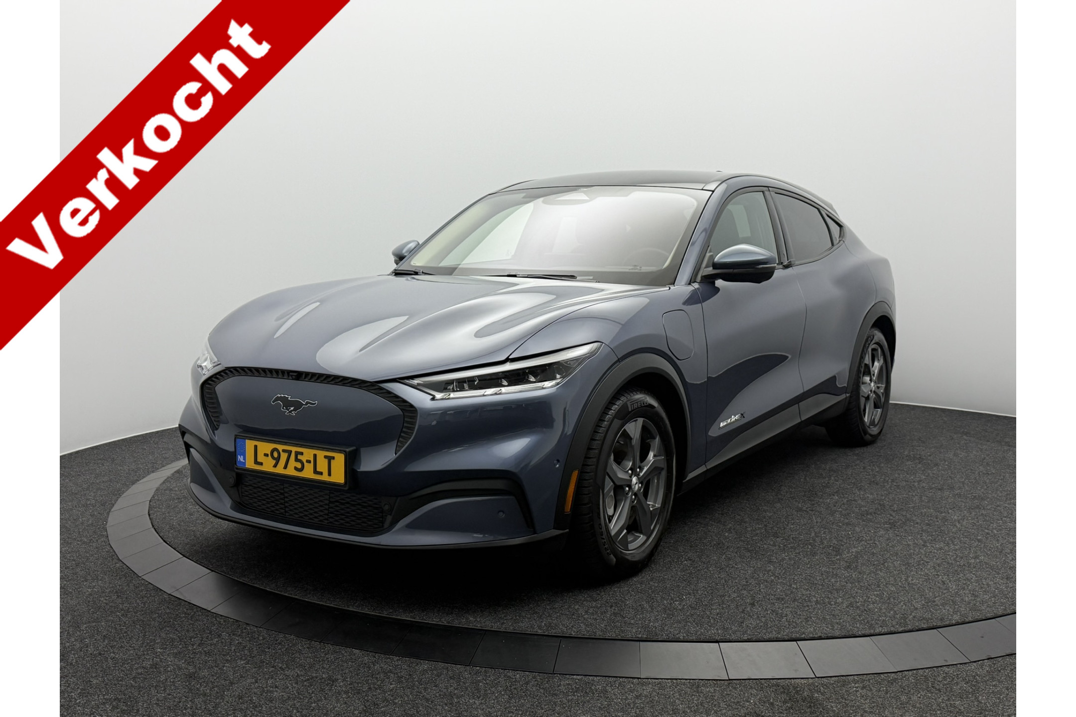 Ford Mustang Mach-e Extended RWD 98 kWh SOH 93,9% | Panoramadak | 360° Camera | Leer | Technology Pack Plus 2021 - voorkant