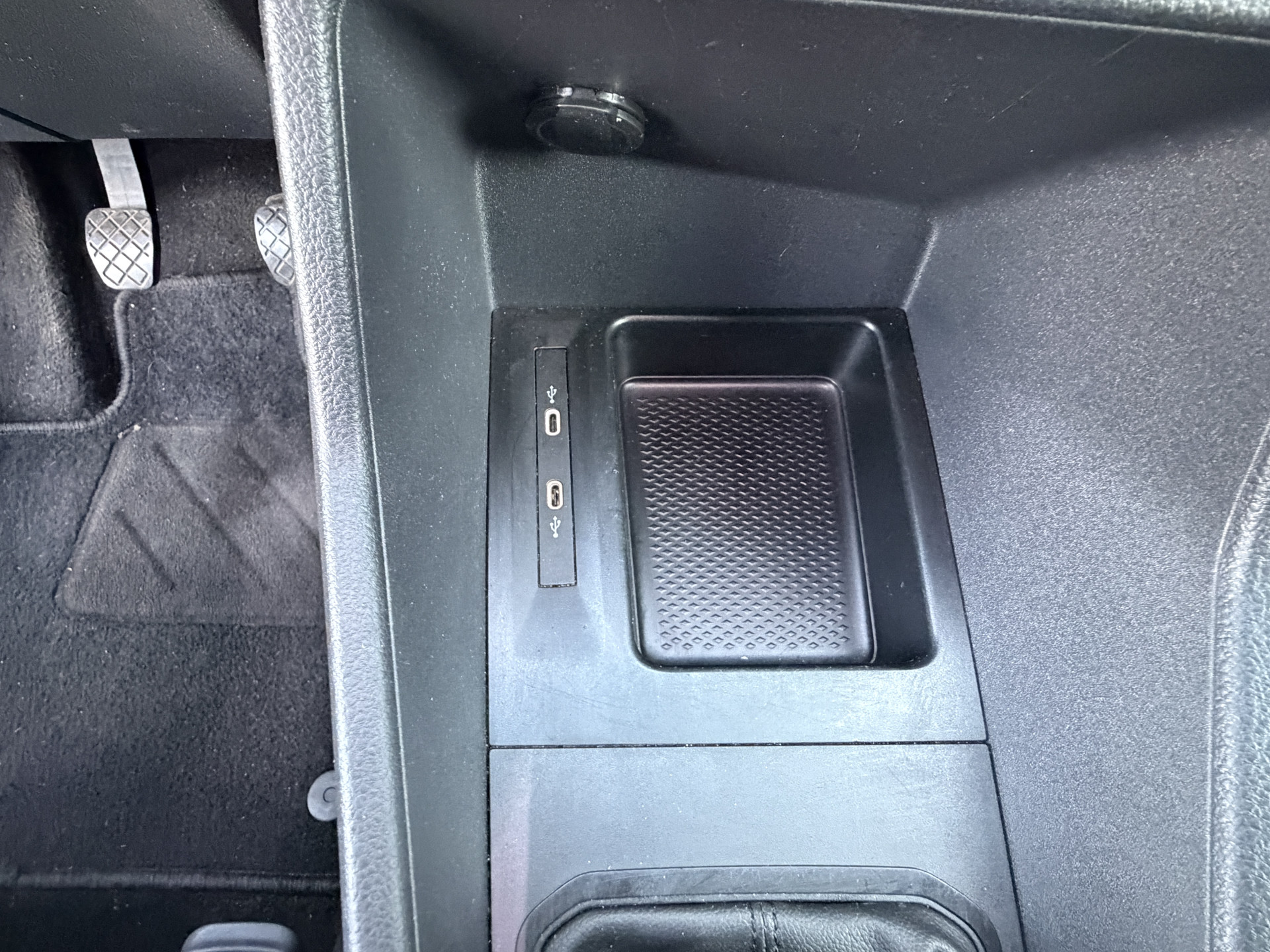 Foto van Volkswagen Caddy Modified Partition Wall