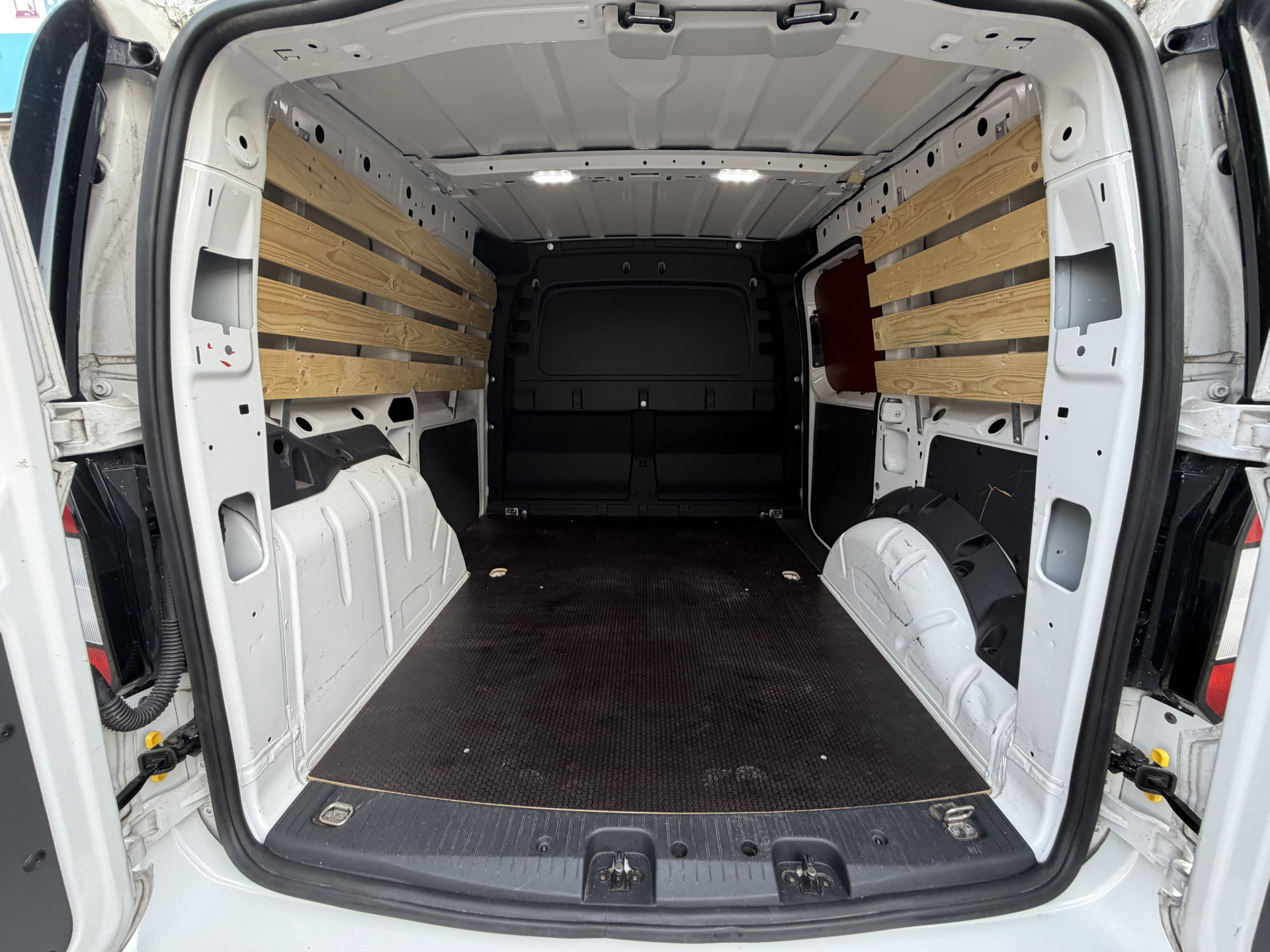 Foto van Volkswagen Caddy Modified Partition Wall