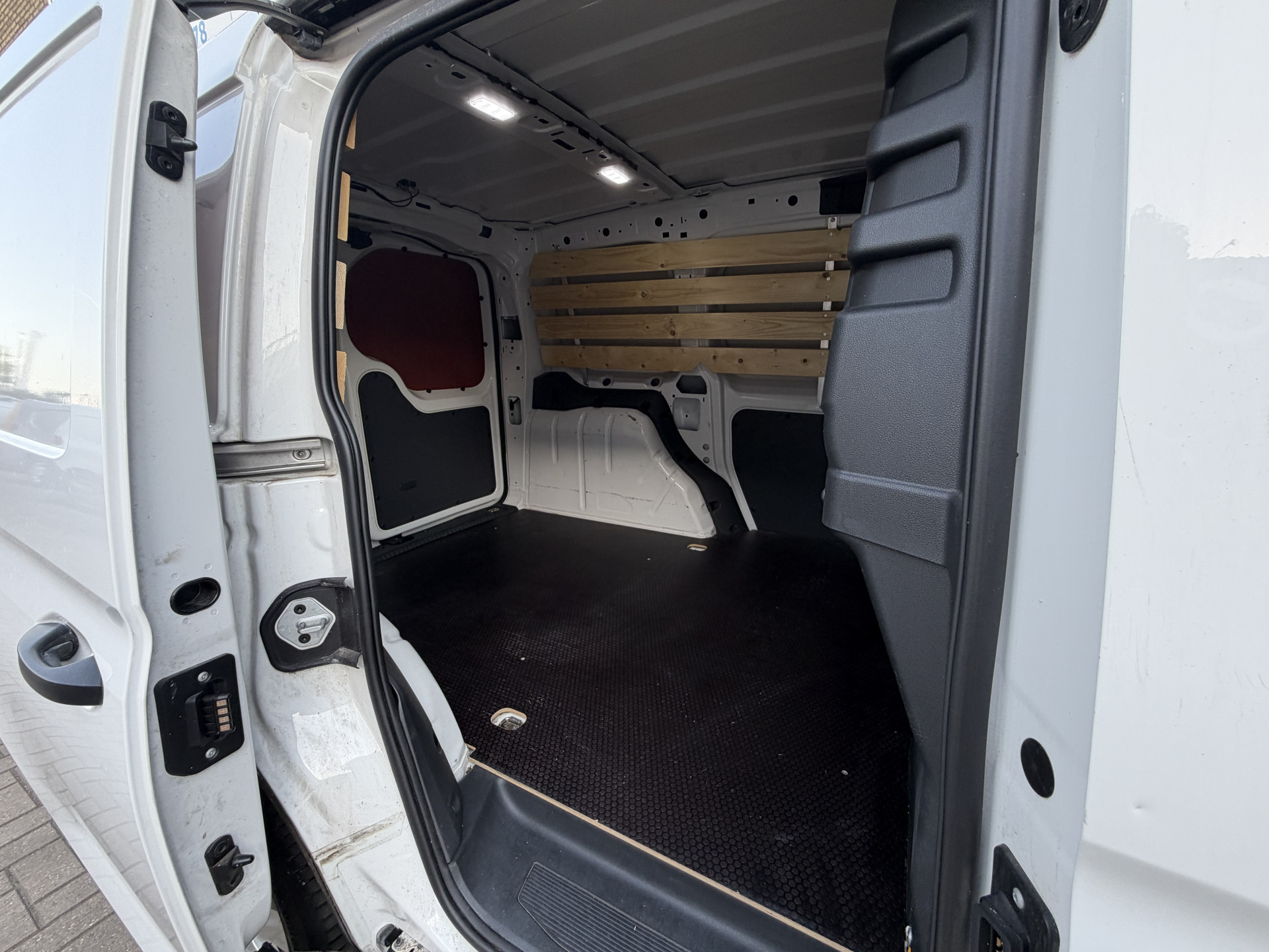 Foto van Volkswagen Caddy Modified Partition Wall