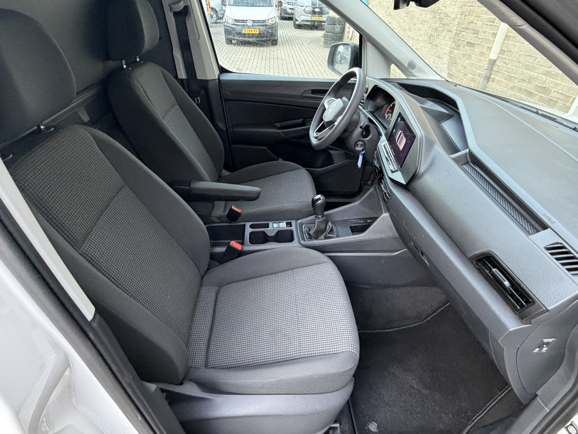 Foto van Volkswagen Caddy Modified Partition Wall