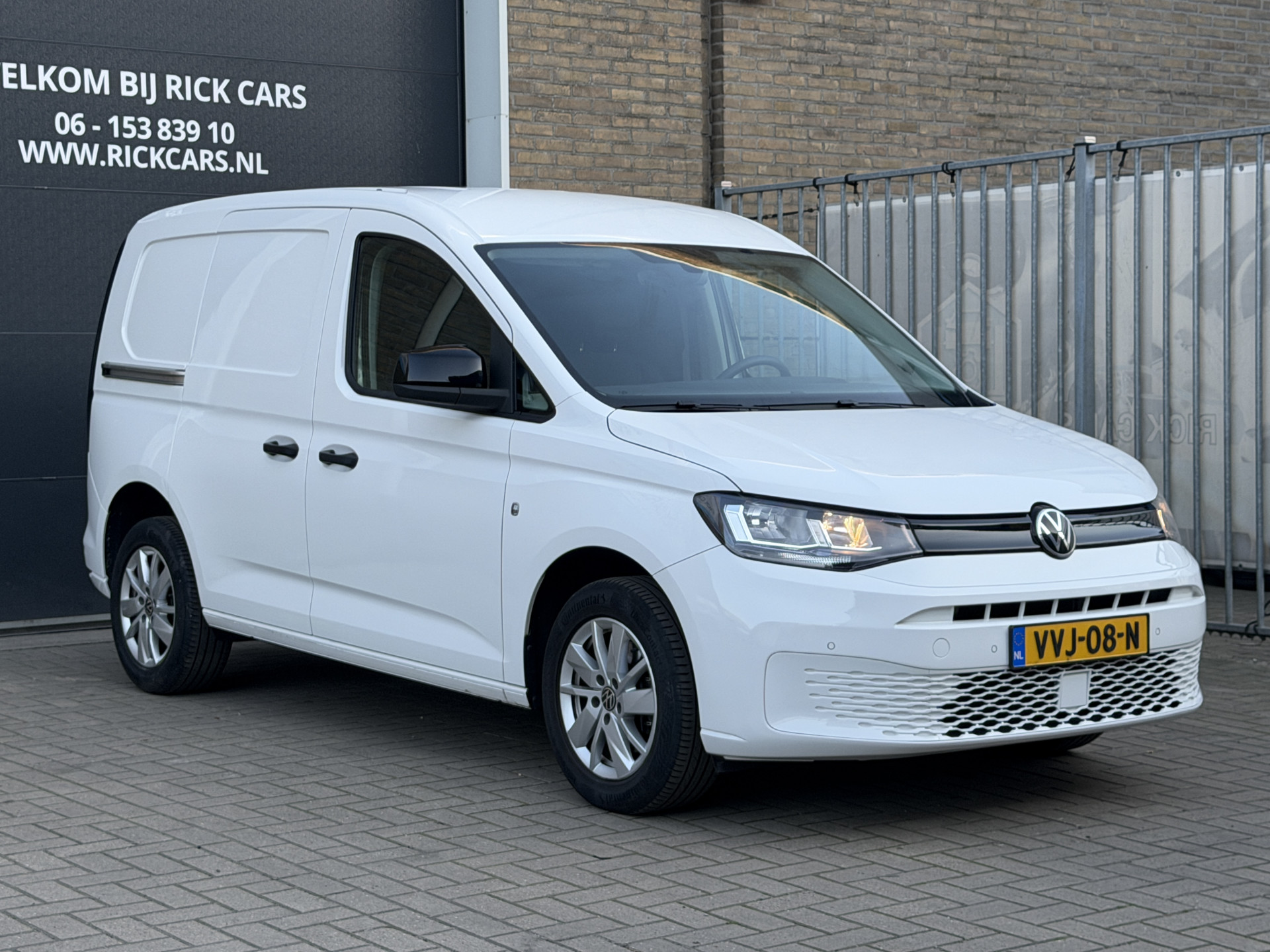 Foto van Volkswagen Caddy Modified Partition Wall