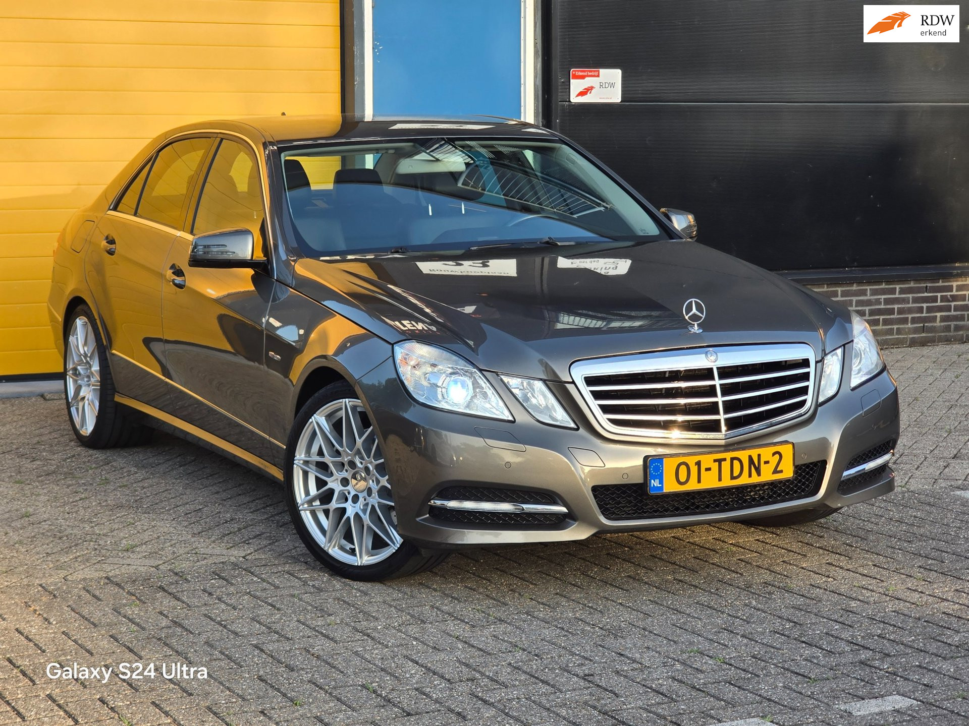 Mercedes-Benz E 200 200 CGI Business Class Avantgarde / Aut / Navi / Leder / Cruise Control / Xenon / Pdc / Allu Velgen 2012 - voorkant