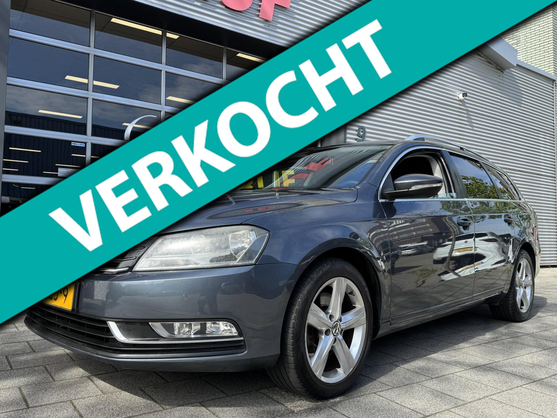 Volkswagen Passat 1.6 TDI TrendLine BlueMotion - Navigatie I Airco I PDC I Comfort pakket I Sport velgen I Trekhaak 2013 - voorkant