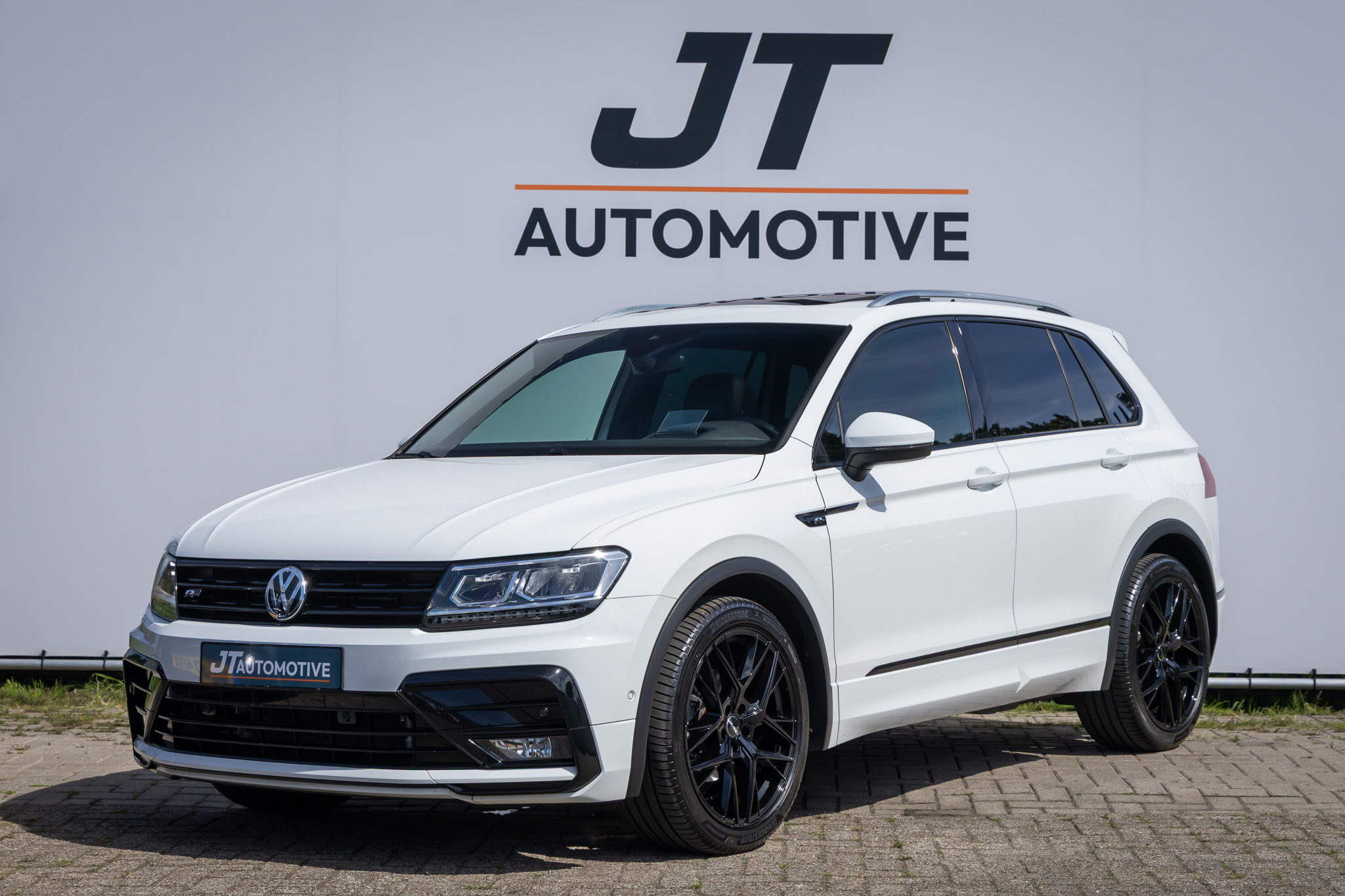 Volkswagen Tiguan 1.5 TSI R-line Pano | memory stoelen | Trekhaak elektrisch | Stoelverwarming | head up display | Camera | Adaptive cruise | CarP 2020 - voorkant
