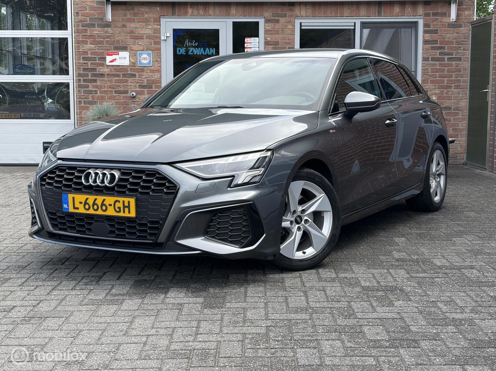 Audi A3 Sportback 35 TFSI S edition|Daytona grey|Nederlandse auto|Dealeronderhouden. 2021 - voorkant