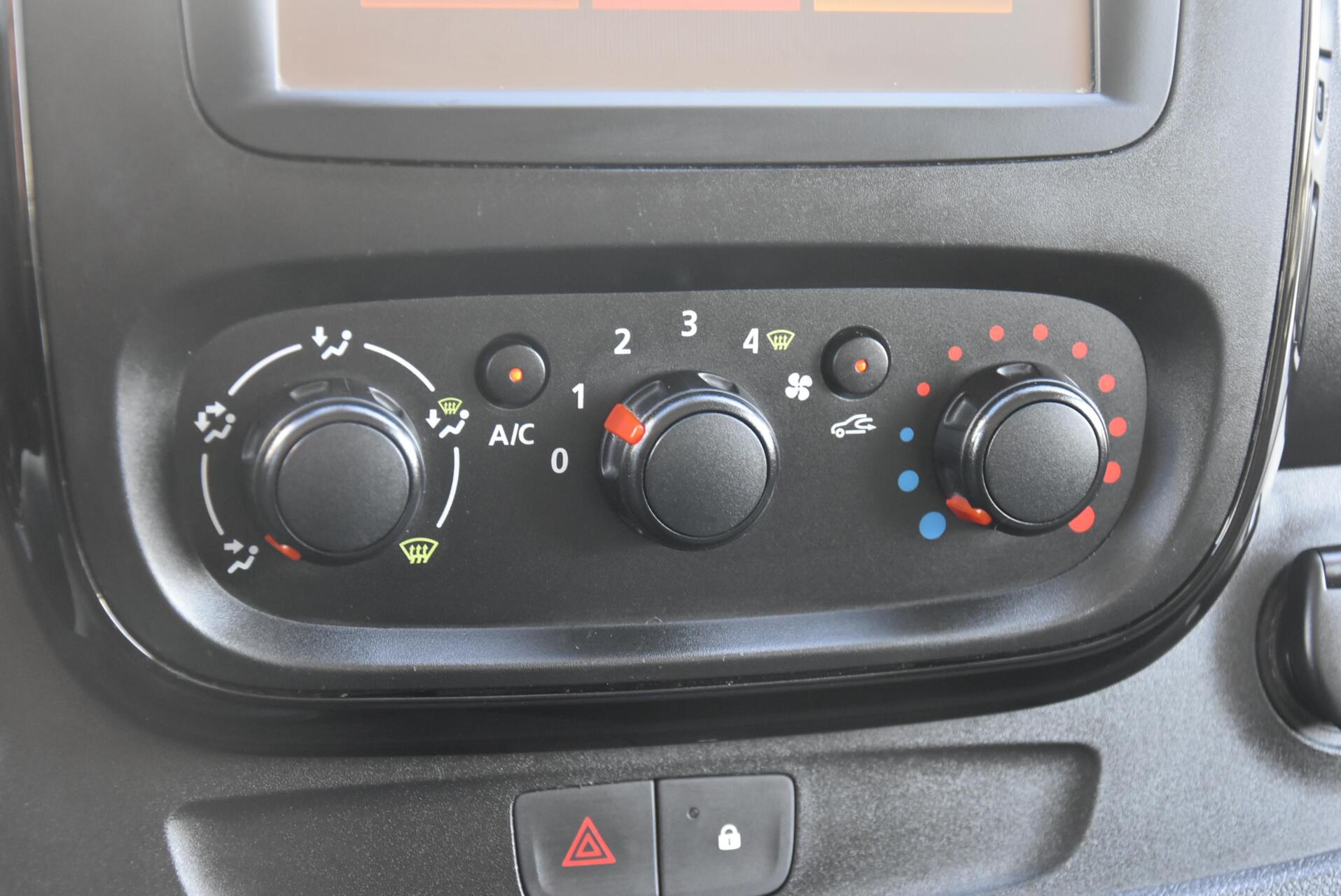 Foto van Opel Vivaro-b