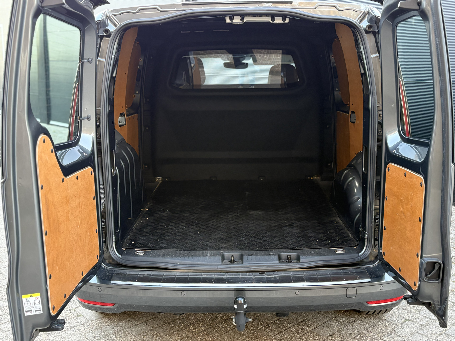 Foto van Volkswagen Caddy Modified Partition Wall