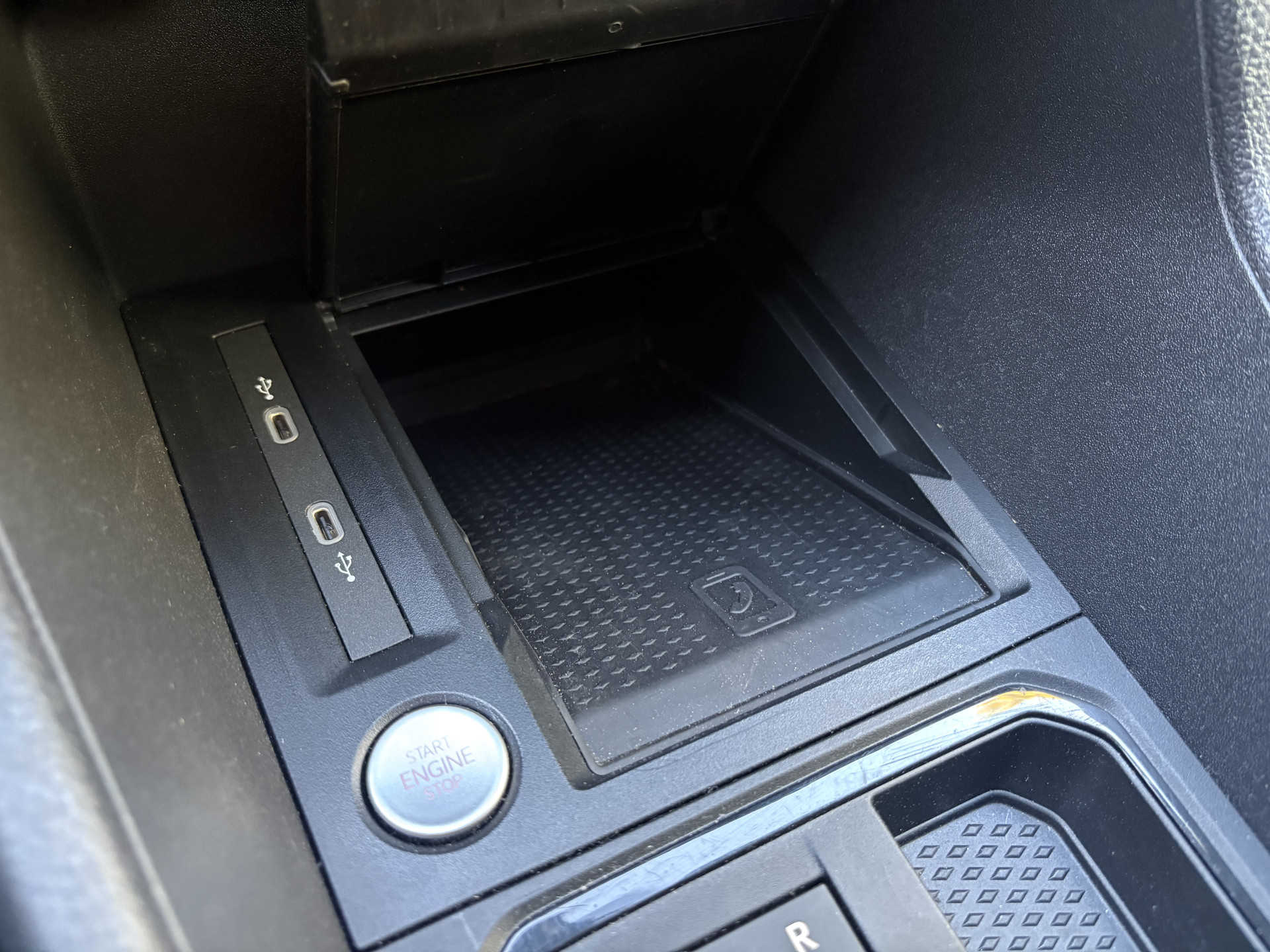 Foto van Volkswagen Caddy Modified Partition Wall