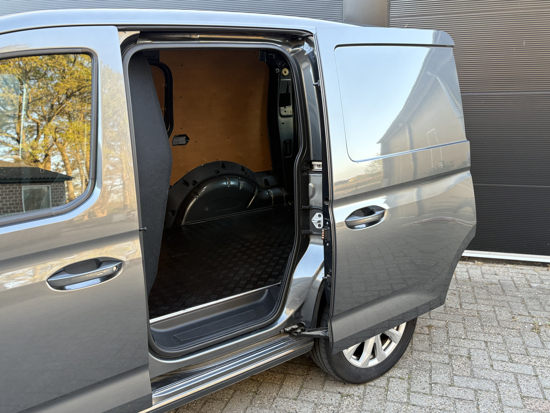 Foto van Volkswagen Caddy Modified Partition Wall