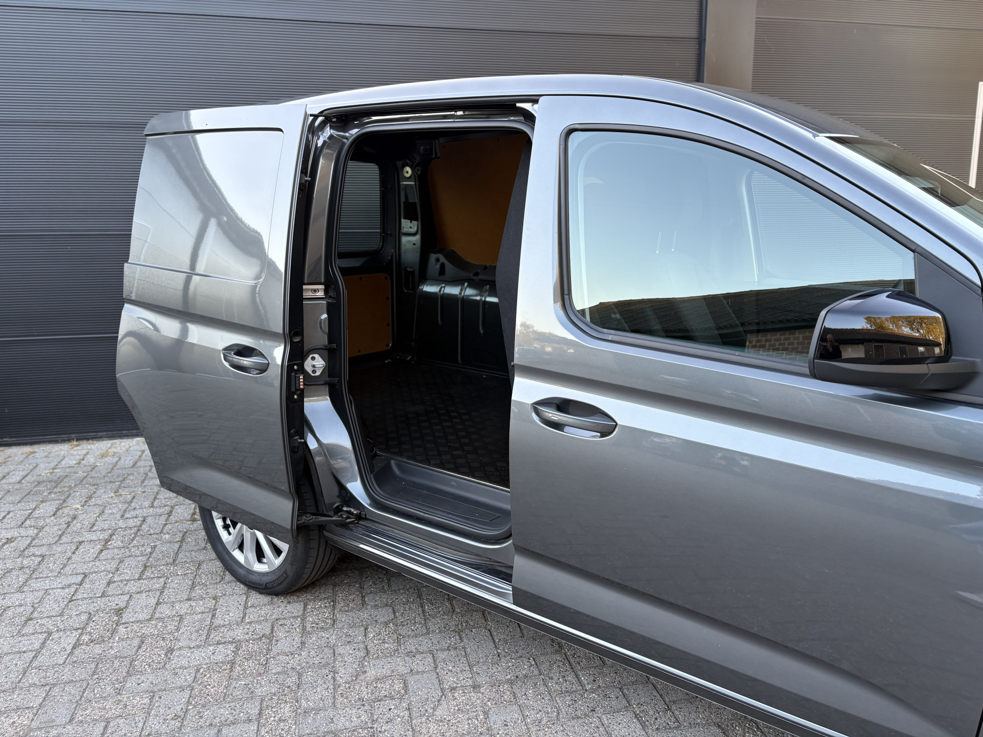 Foto van Volkswagen Caddy Modified Partition Wall