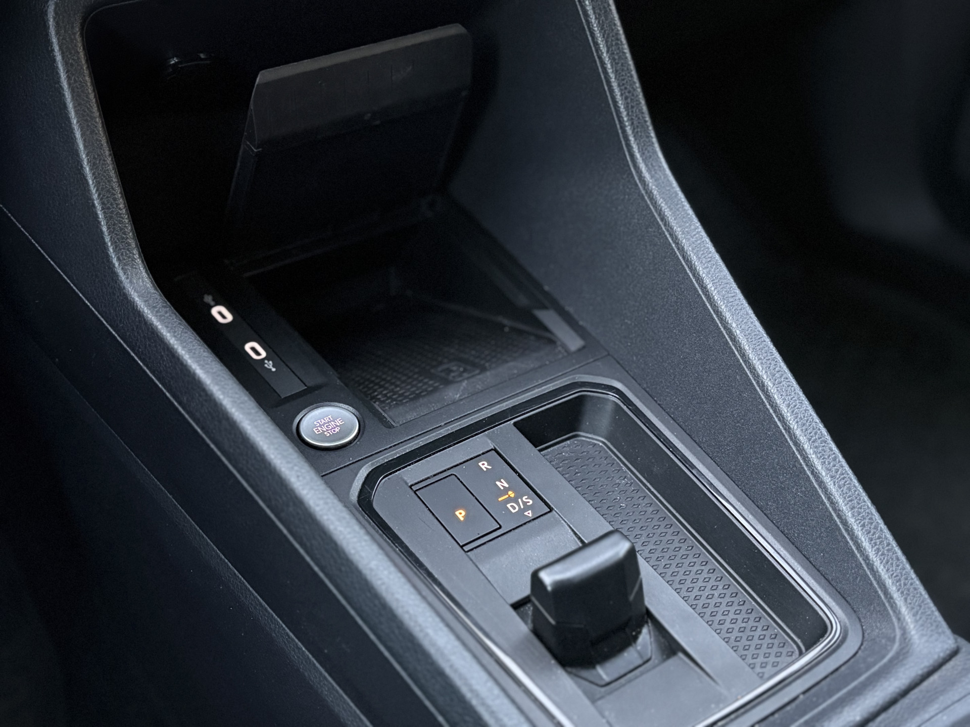 Foto van Volkswagen Caddy Modified Partition Wall